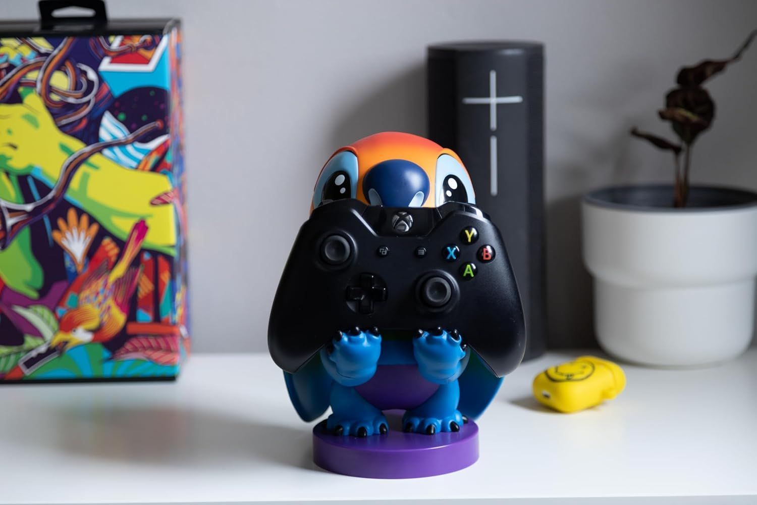 Figura de Stitch Arcoíris de Disney - EXQUISITE GAMING - Cable Guys - Soporte para auriculares, smartphone o accesorios pequeños - 20 cm