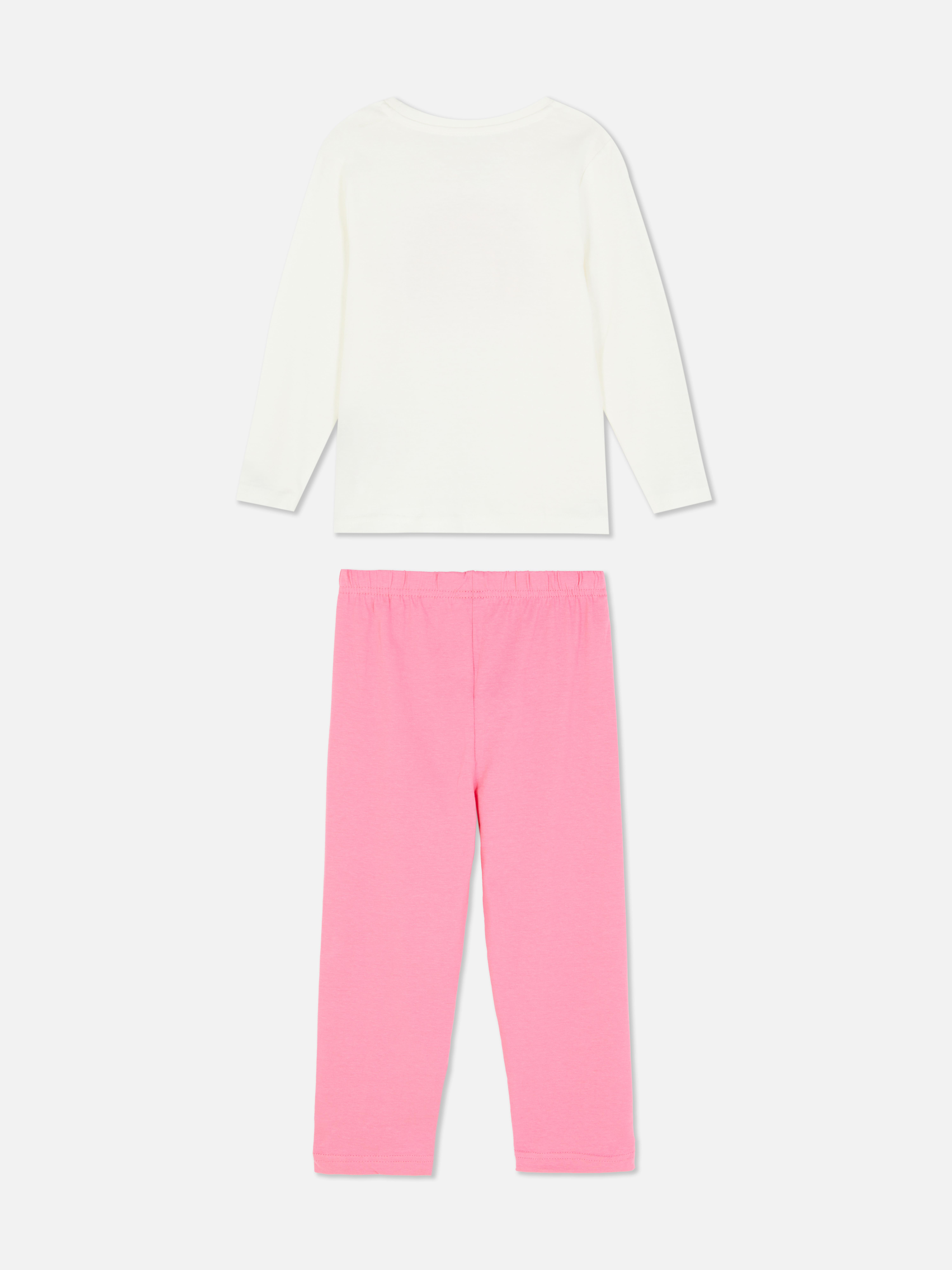 Pijama cu imprimeu curcubeu O pijama lungă cu imprimeu curcubeu