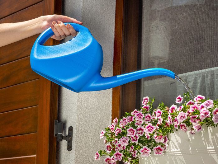 KADAX Kleine Gießkanne 2L, Kunststoff-Gartengießkanne, Blumensprenger mit langem Ausguss für den Innen- und Außenbereich, Zuhause (Blau)