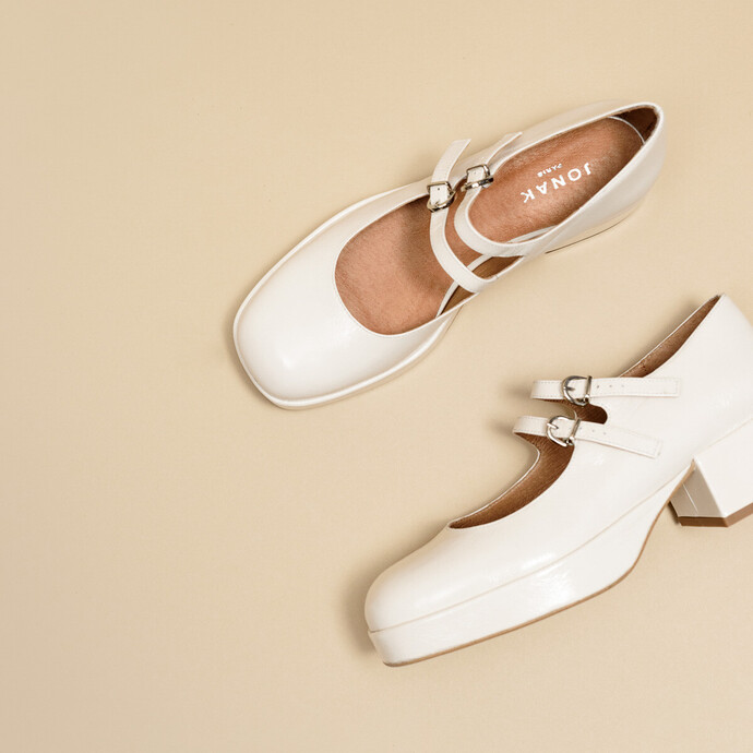 Babies à talons et brides  en cuir brillant écru