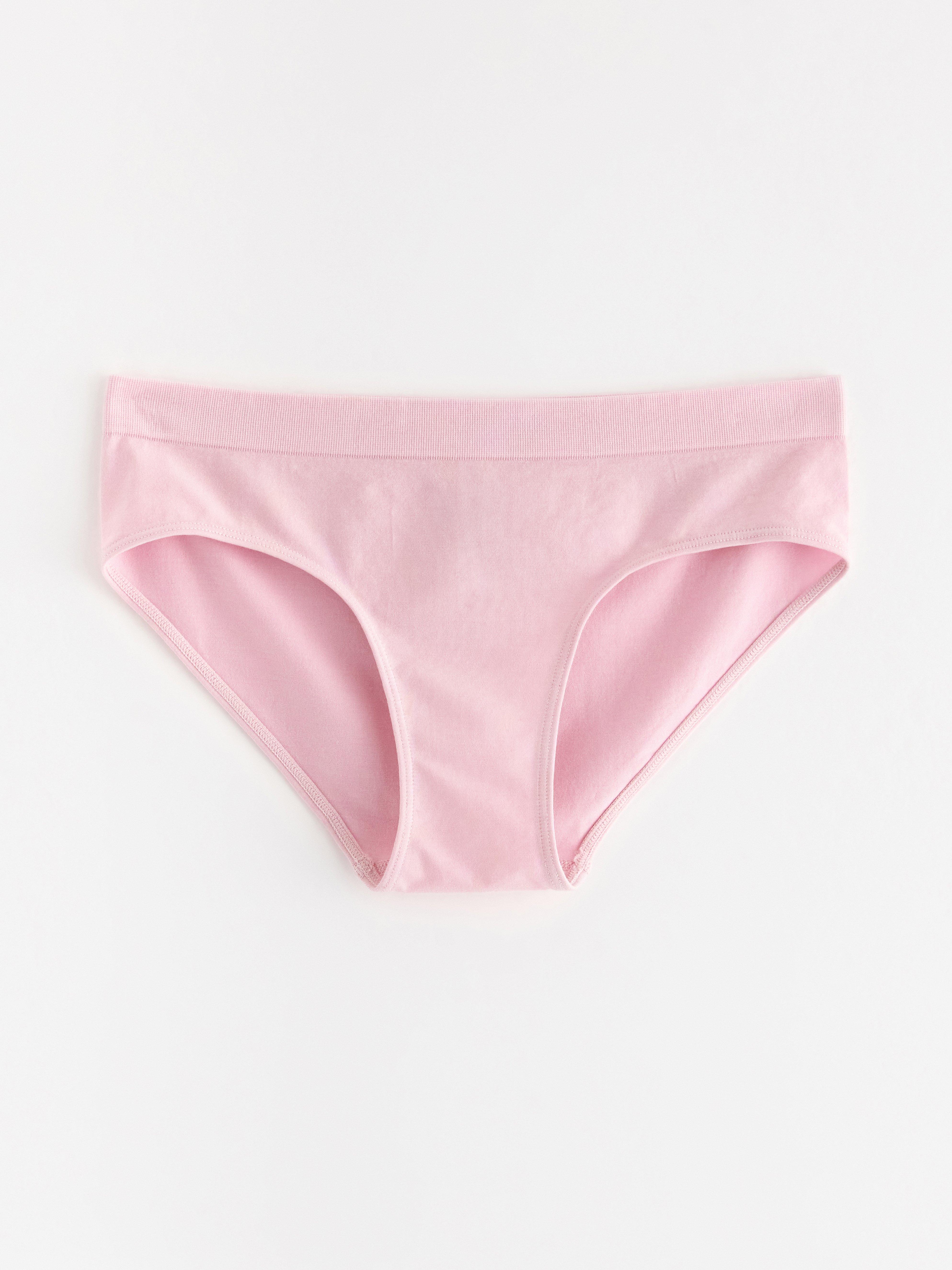 Pantalón sin costuras y modelo de bikini rosa empolvado