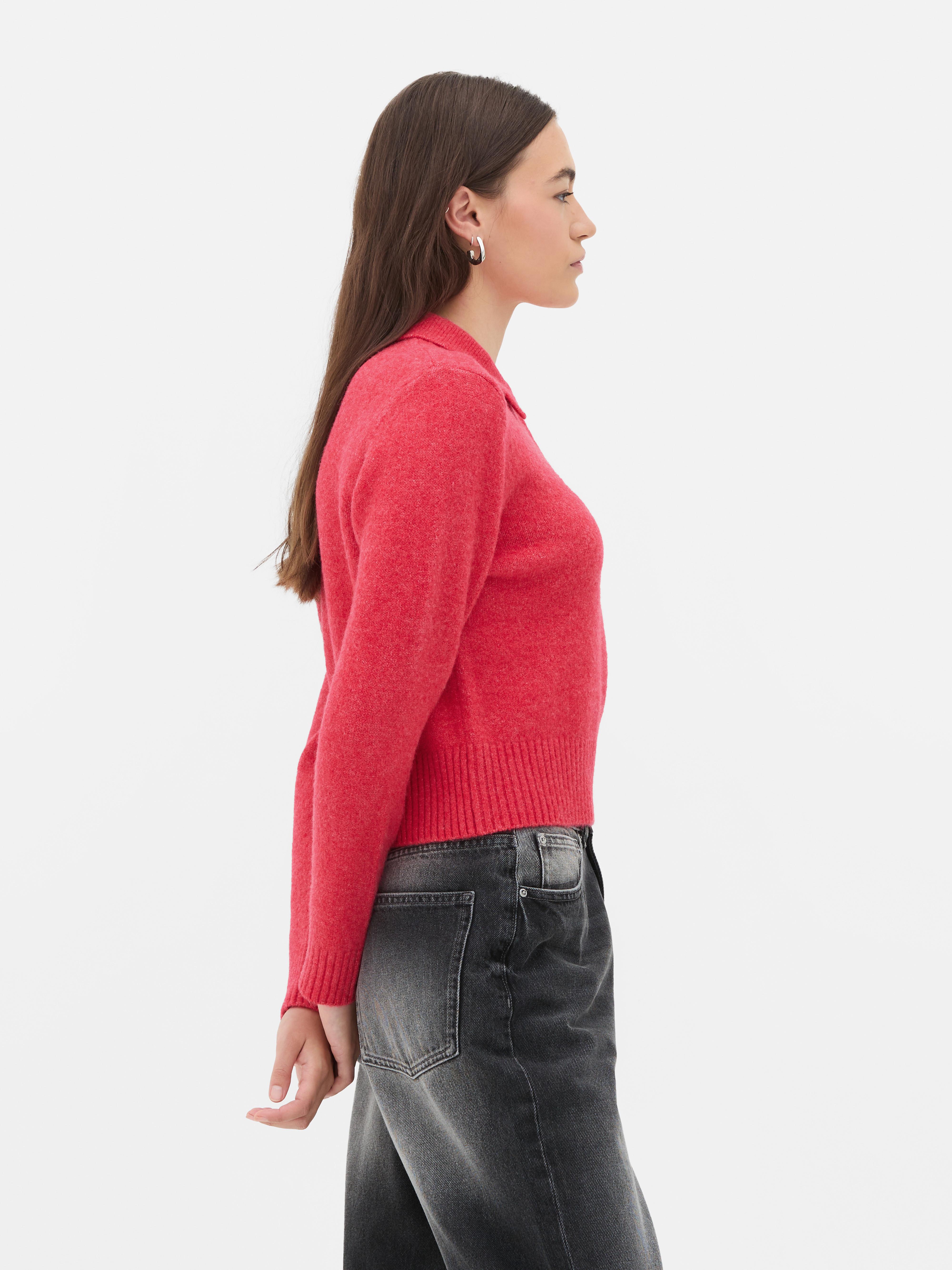 Neulepusero poolokauluksella Pehmeä neulepusero poolokauluksella ja nappilistalla mukavaan preppy-lookiin.