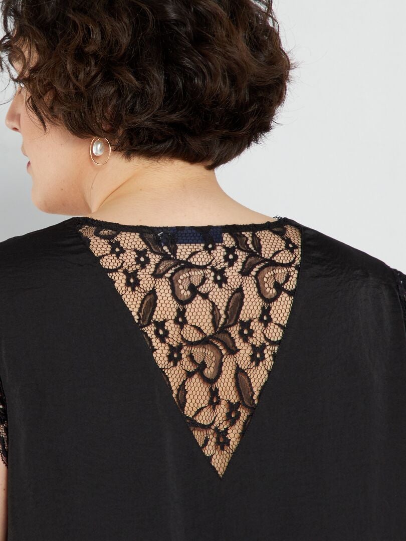 Blusa con escote en V y encaje - Negra