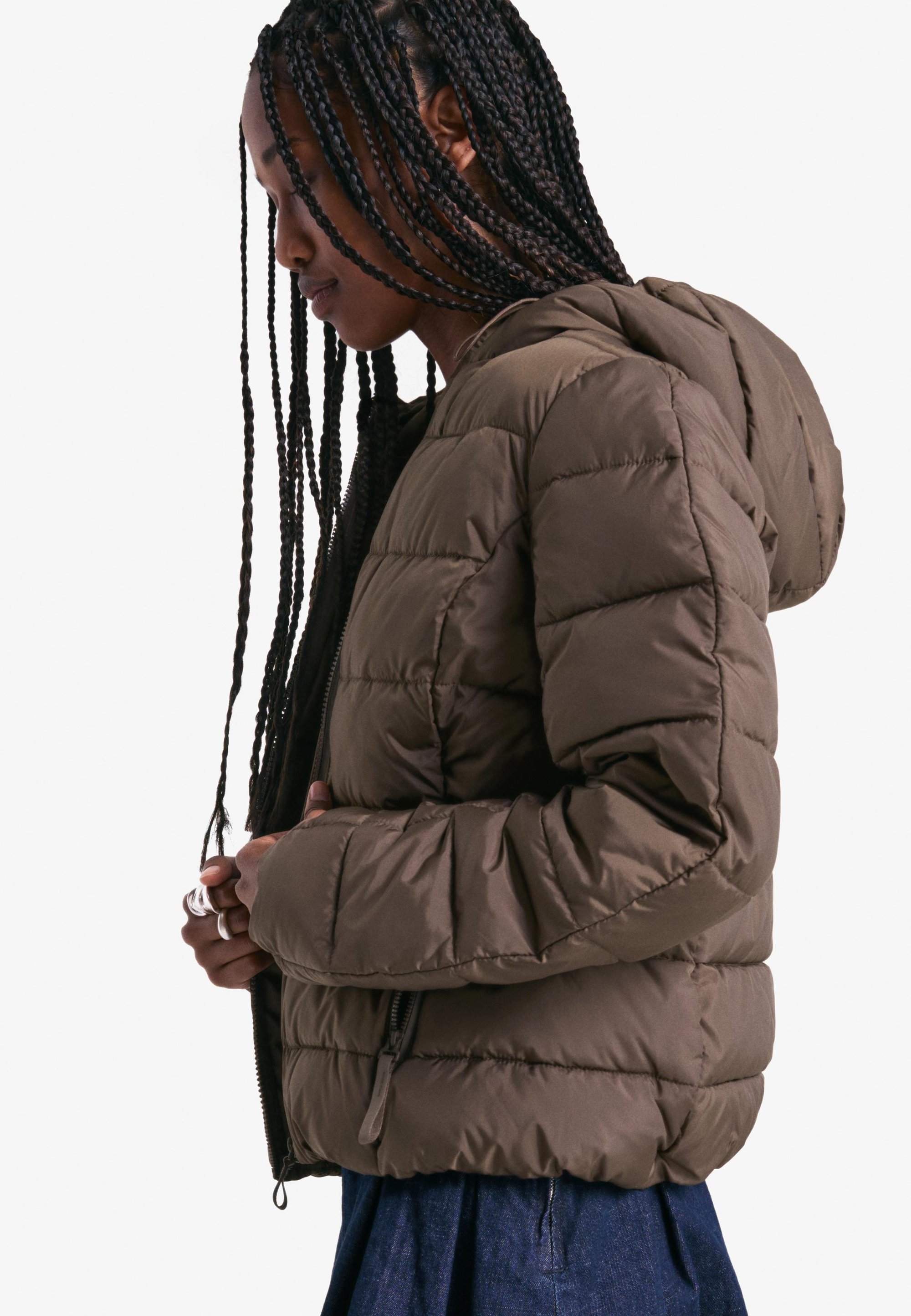 Zimní bunda Bershka - tmavě hnědá