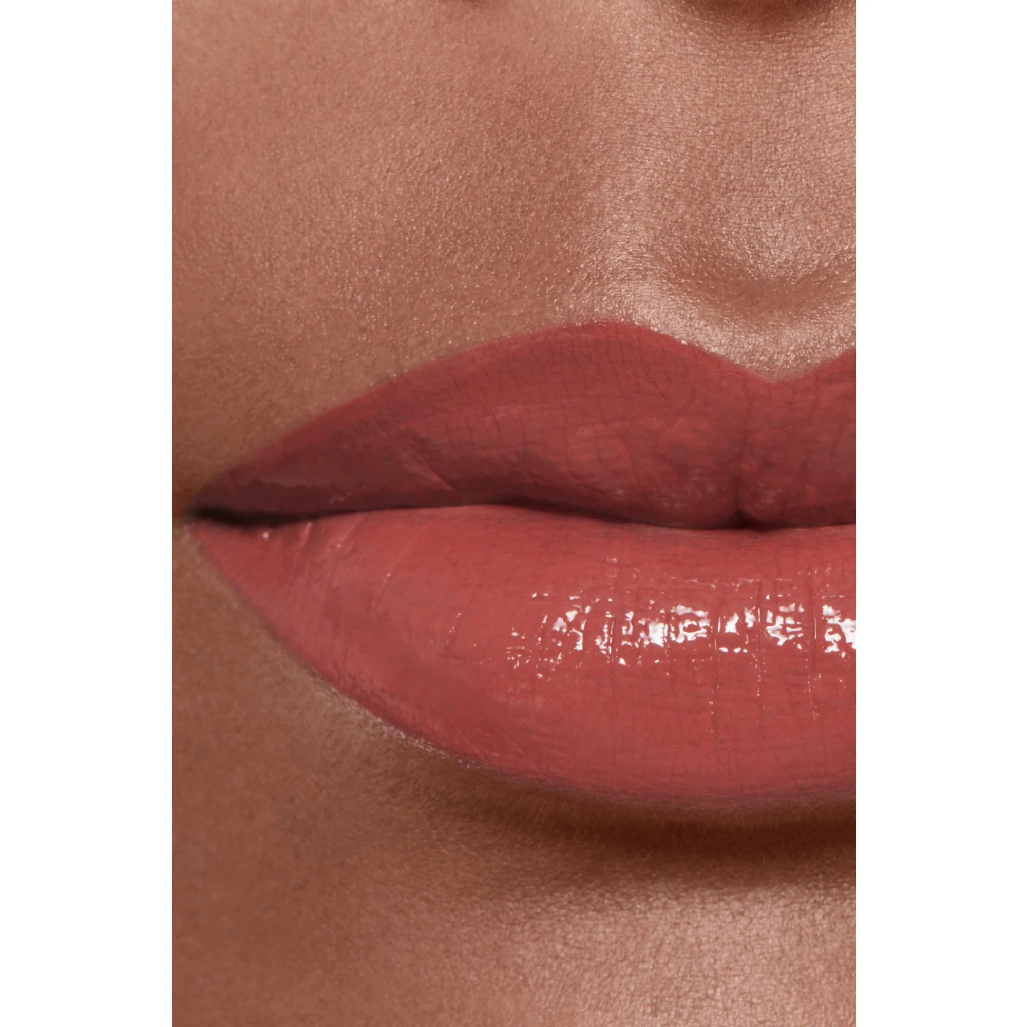 ROUGE ALLURE LAQUE - IL ROSSETTO FLUIDO BRILLANTE TENUTA ESTREMA