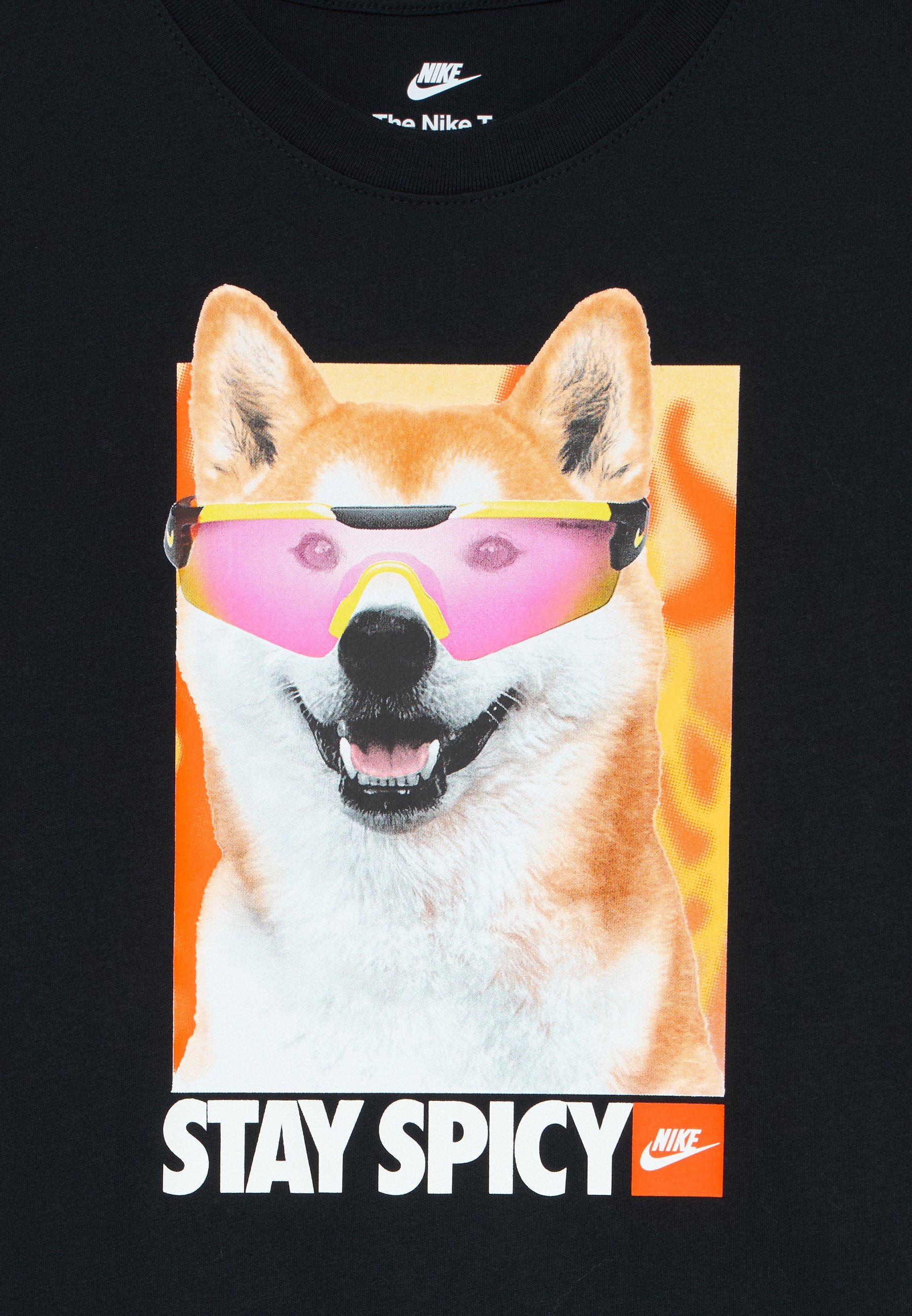 Nike Sportswear T-Shirt mit Shiba-Motiv (Unisex) – Schwarz