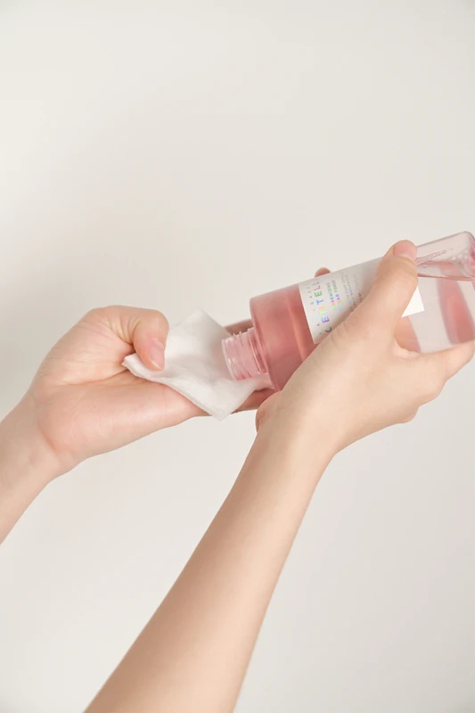 SKIN1004 Poremizing Clear Toner z madagaskarsko centello nežno pilingira kožo, jo zgladi in zmanjša pore.