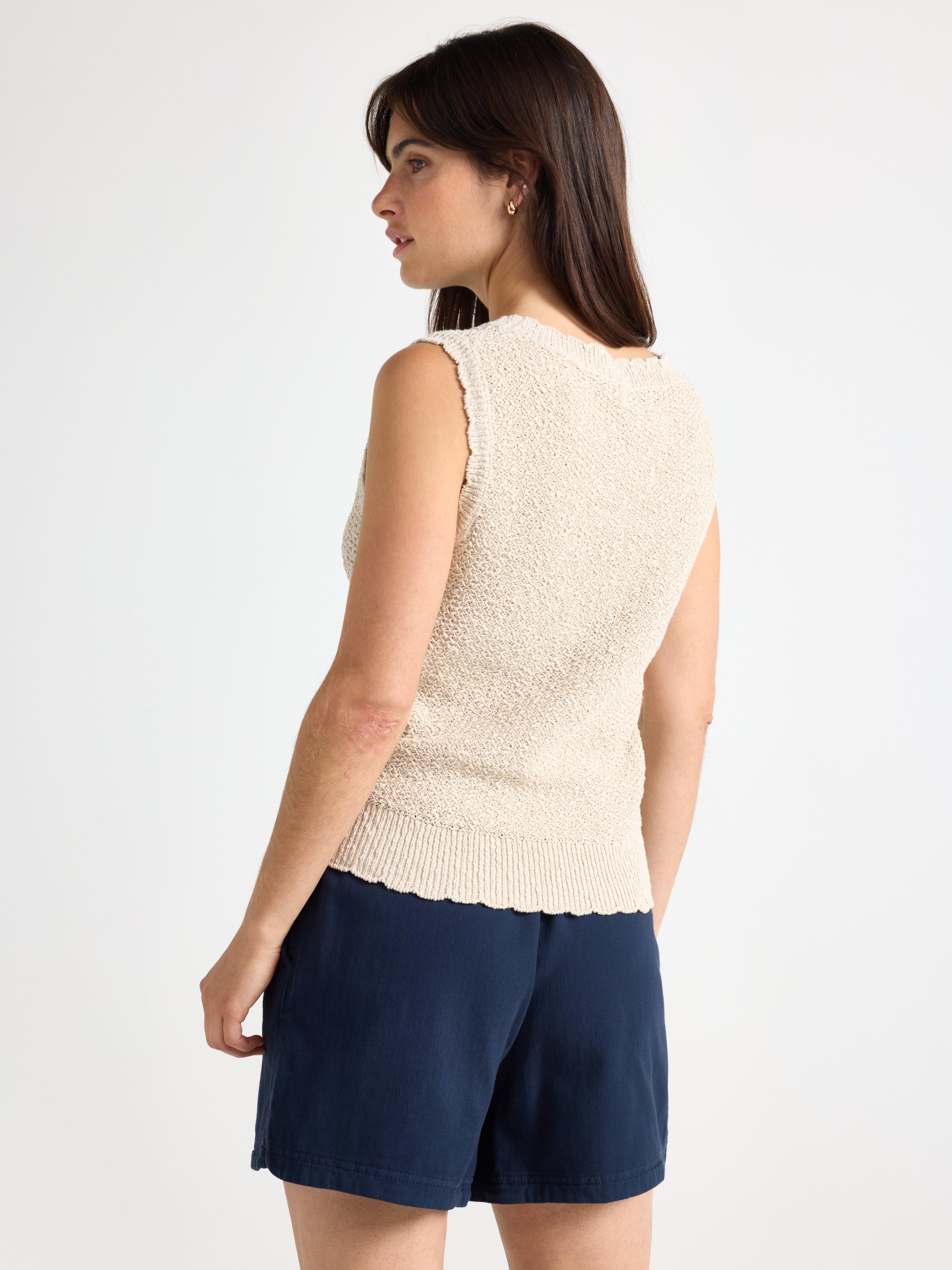 Top de punto con escote barco, color beige claro.
