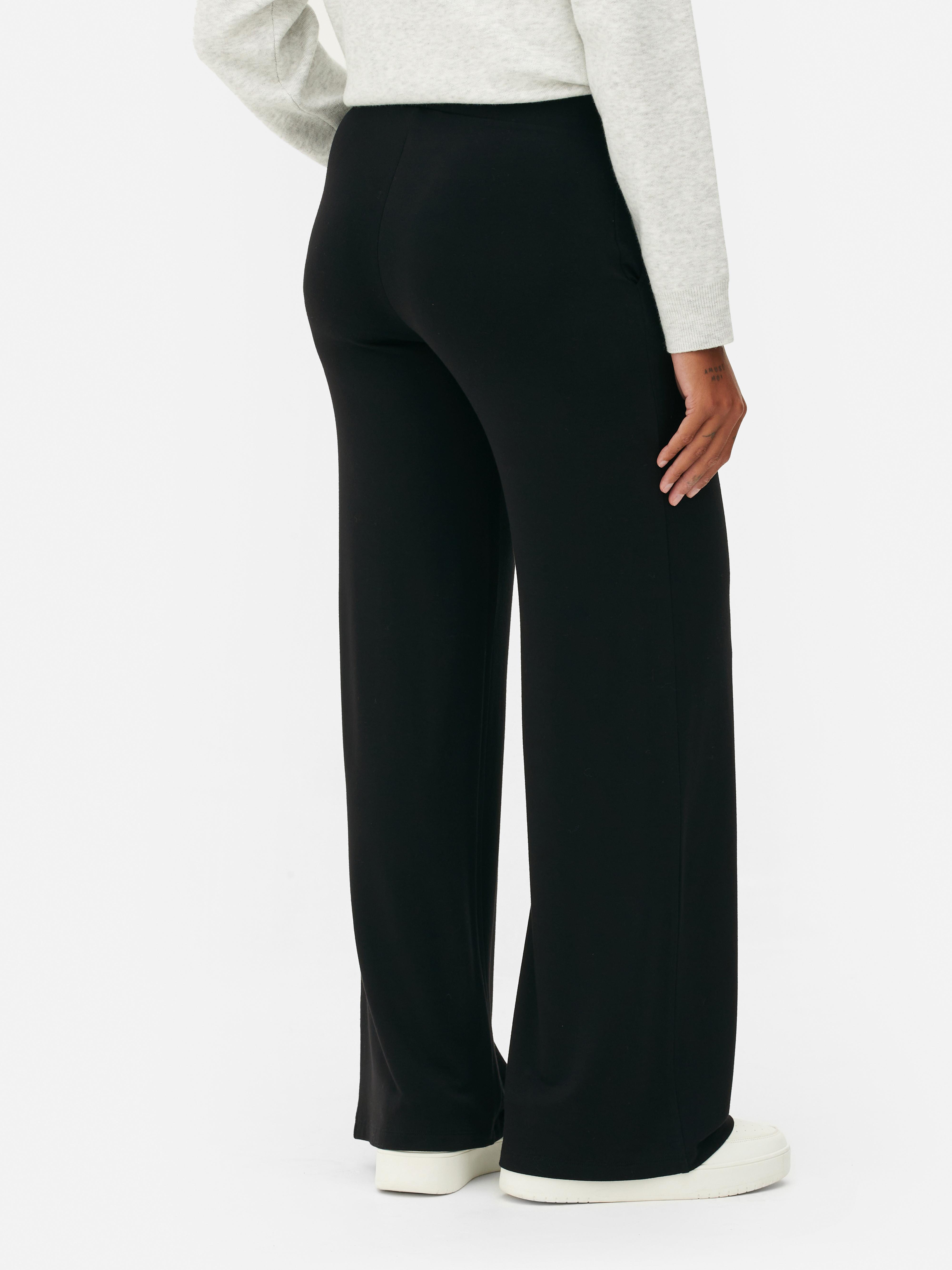 Leggings mit weitem Bein. Leggings aus weichem Stretchmaterial mit weitem Bein.