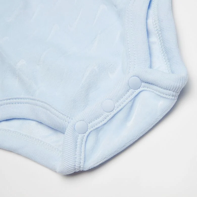 Junior Velours-Set mit geprägtem Swoosh (4-teilig)