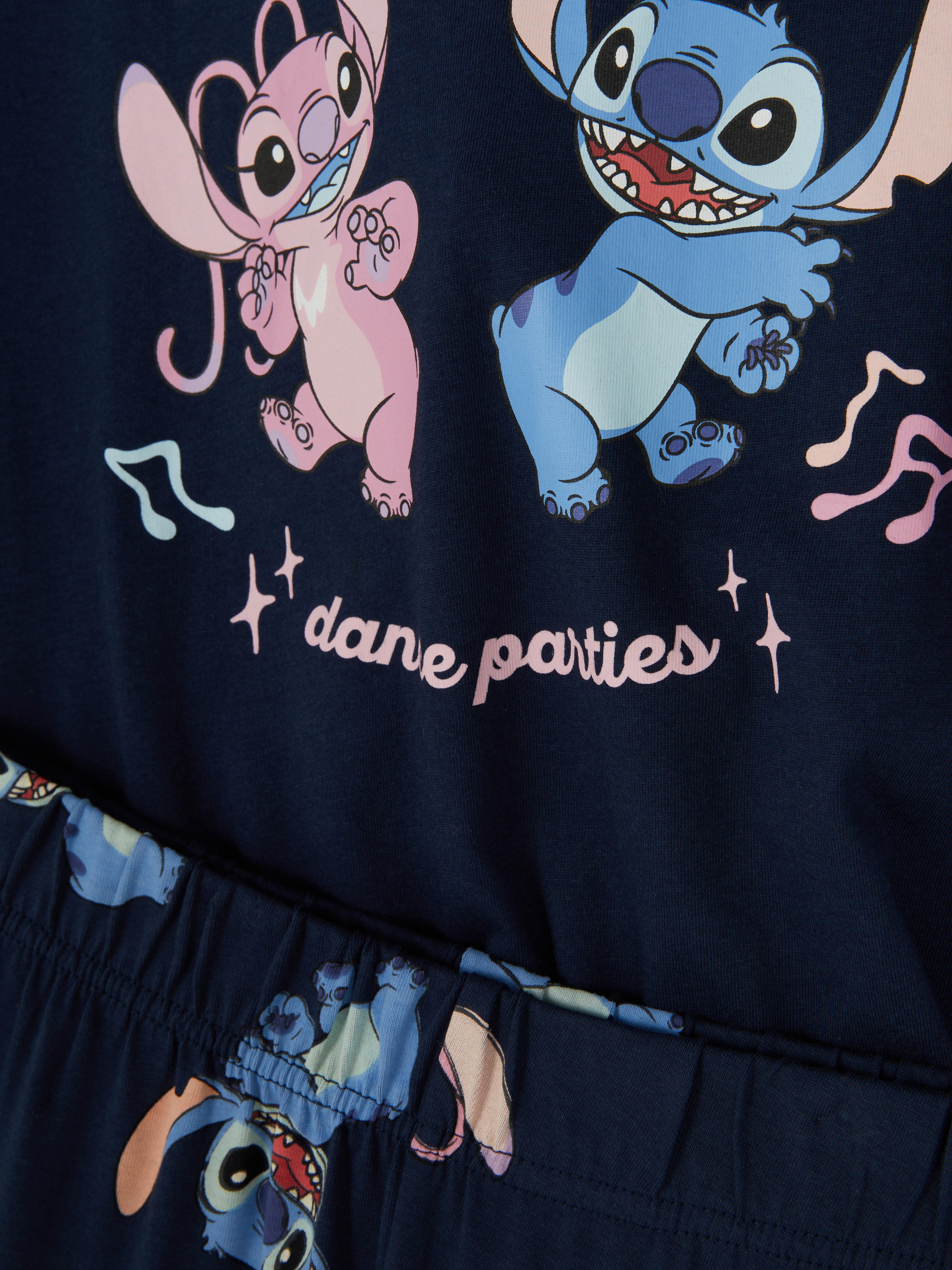Disney Stitch és Angyal pizsama A legjobb barátok, Stitch és Angyal díszítik ezt a pamut Disney pizsamát játékos megjelenésért.