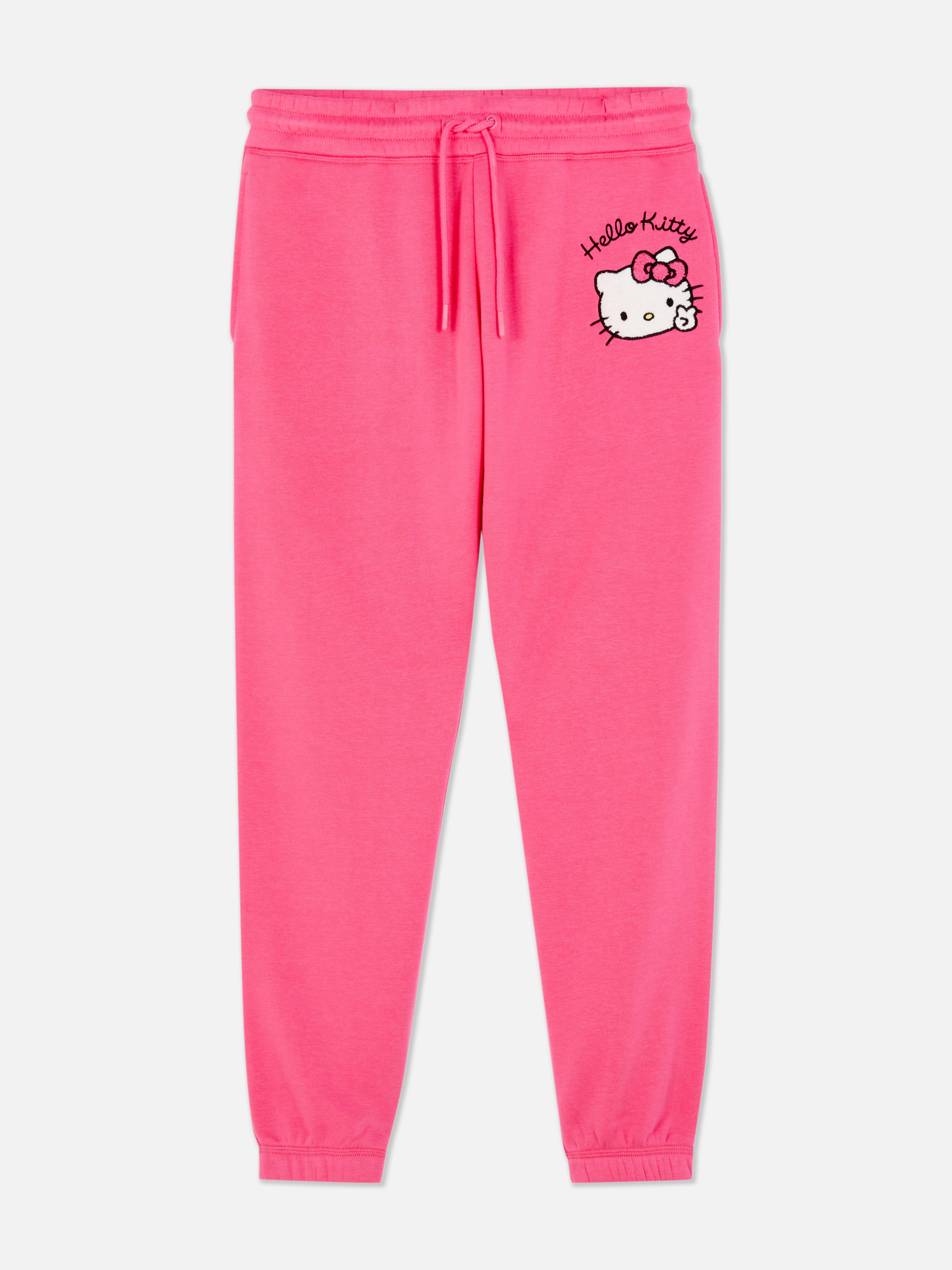 Pantaloni de trening asortați cu etichetă cu logo-ul Hello Kitty. Câștigă puncte kawaii cu acești pantaloni de trening Hello Kitty cu etichetă.