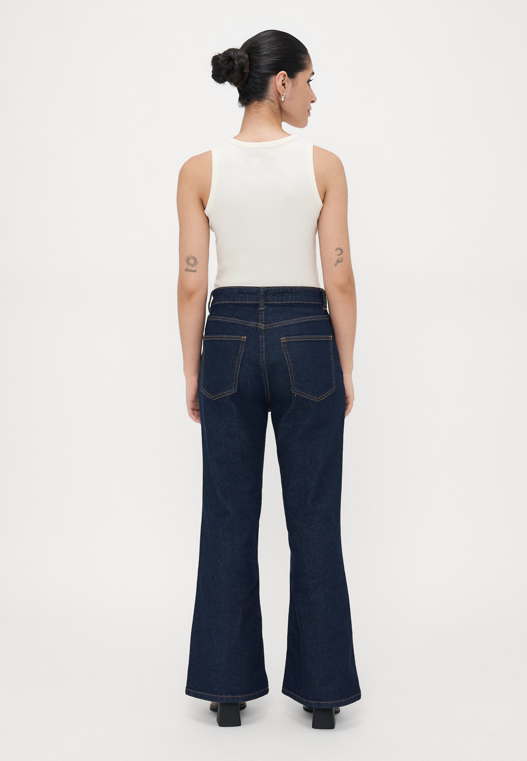SOLO Taglia Petite ONLJUICY WESTERN - Jeans a zampa - denim blu scuro