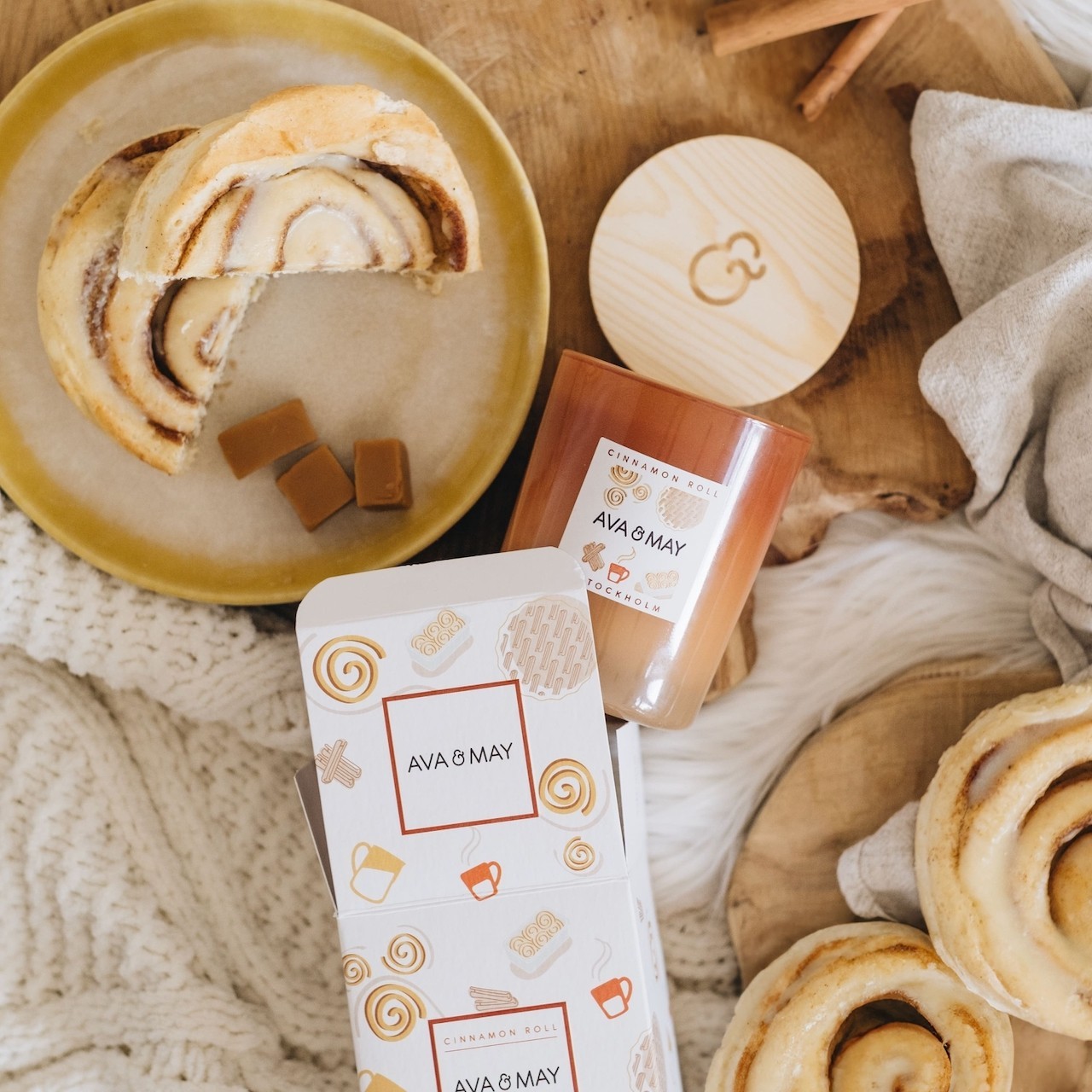 AVA & MAY Bougie parfumée Roulé à la Cannelle