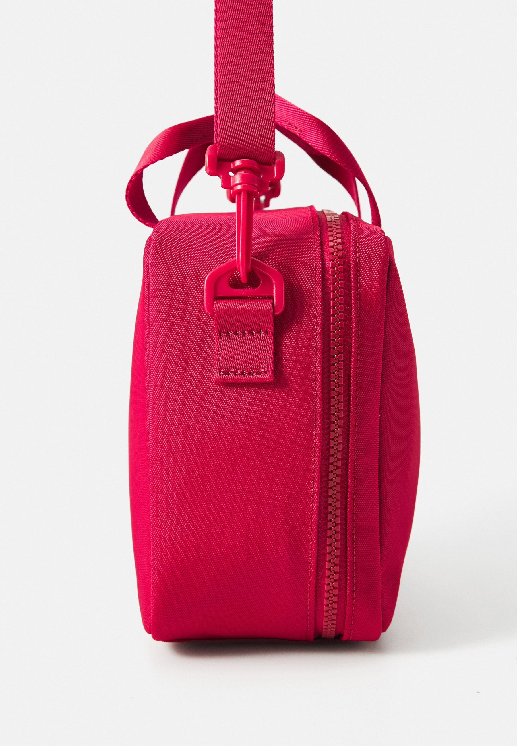 Tommy Hilfiger ESSENTIAL LUNCH BAG UNISEX - Handtasche - Rubin-Rhabarber