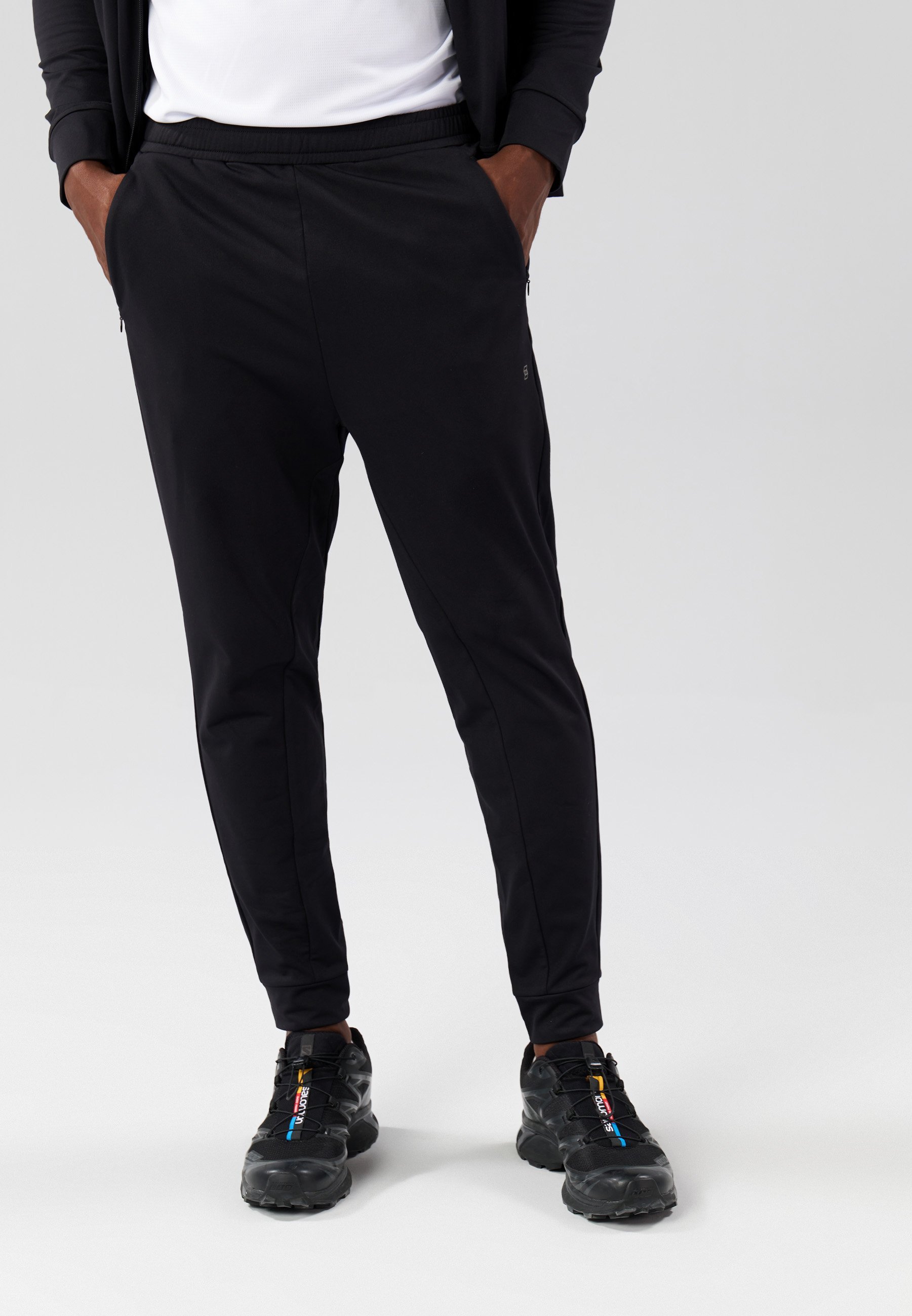 Bas de survêtement Pier One Sport coupe slim avec poches zippées et chevilles resserrées - Noir