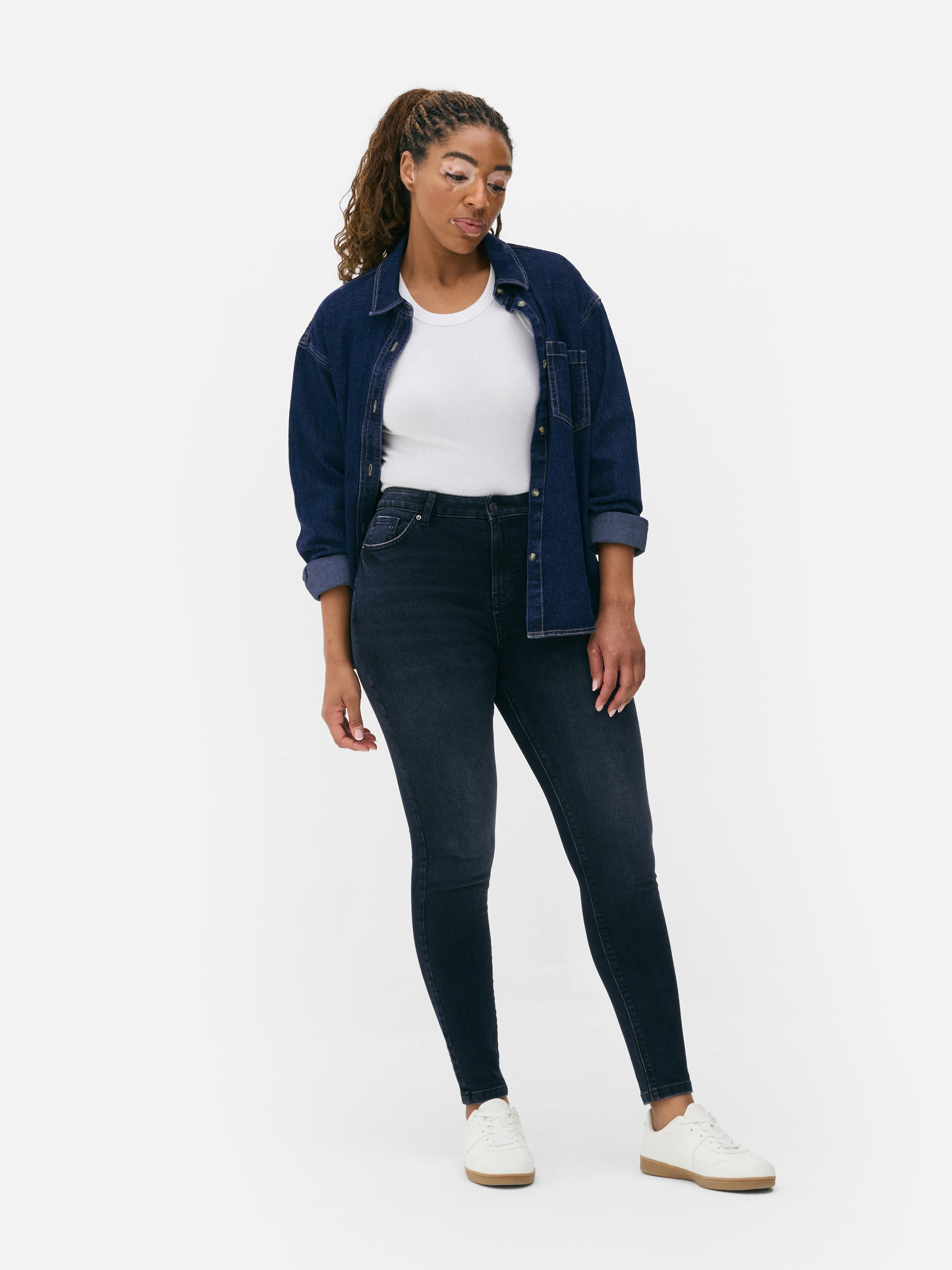 Hochgeschnittene Skinny-Jeans. Diese Jeans sind der Star all deiner Outfits.