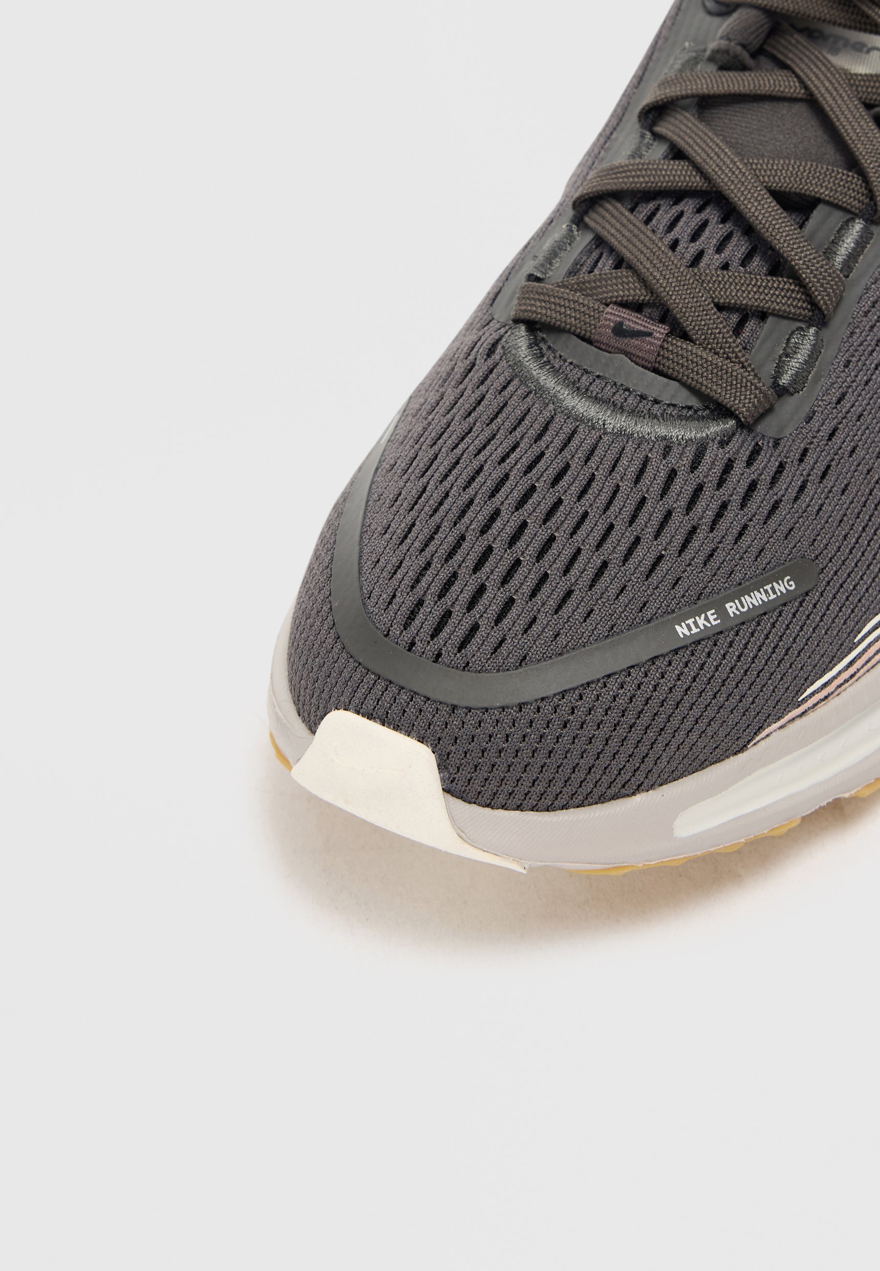 Nike Performance VOMERO 18 UNISEX - Hardloopschoenen voor op de weg - medium ash/black/college grey/pale ivory
