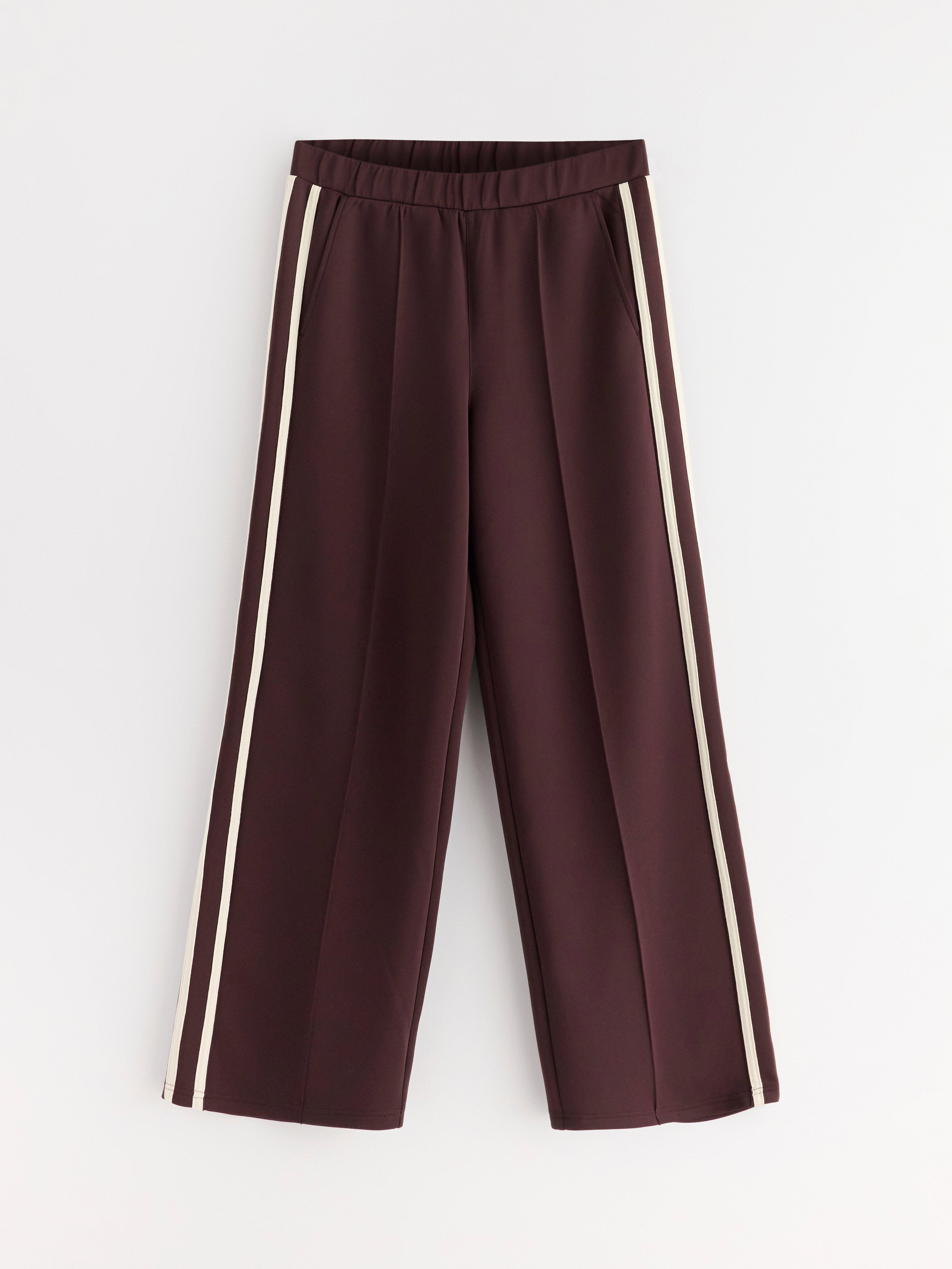 Pantalones de pierna ancha en punto color rojo oscuro empolvado.