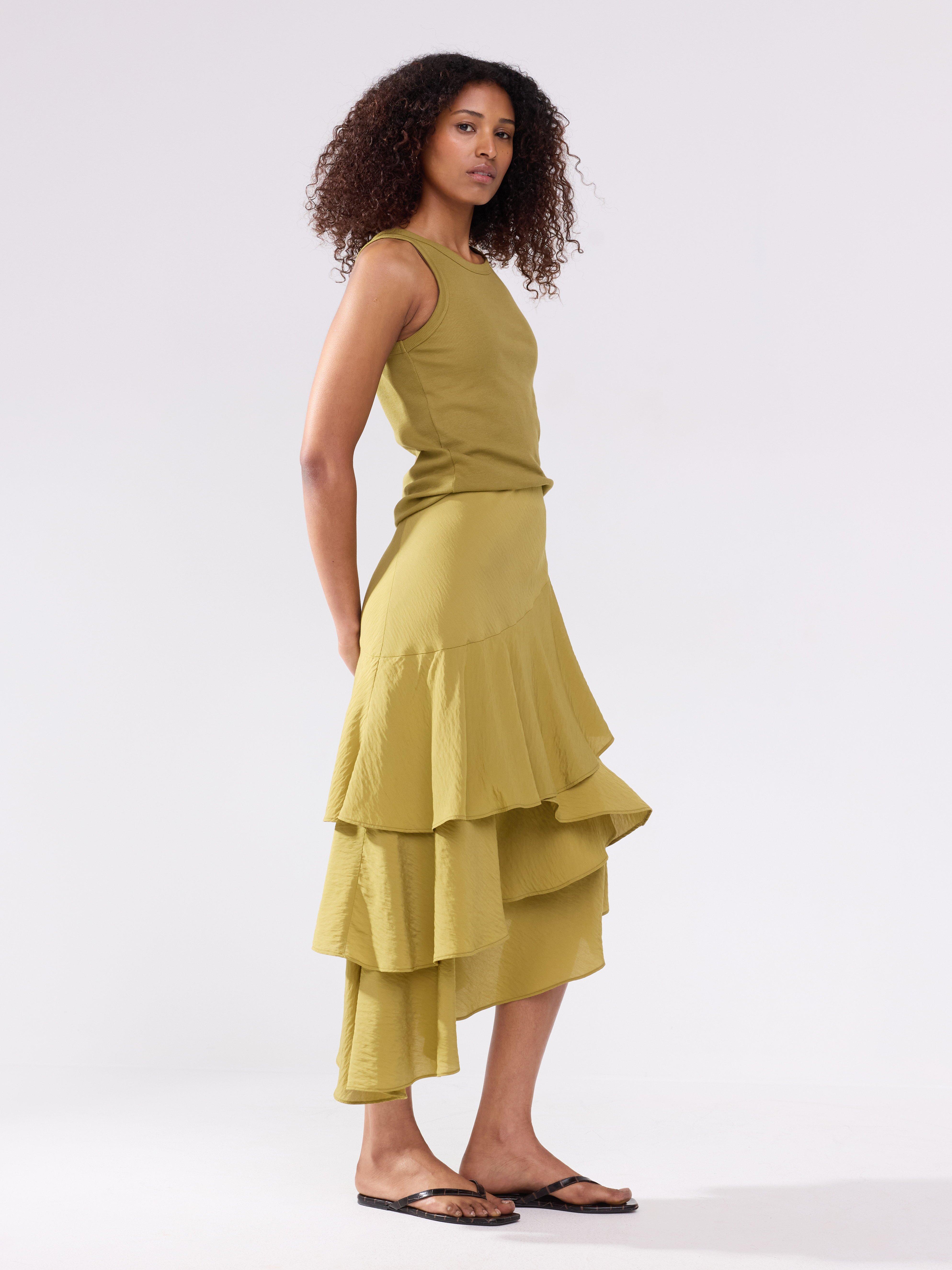 Falda midi con volantes, color verde empolvado.