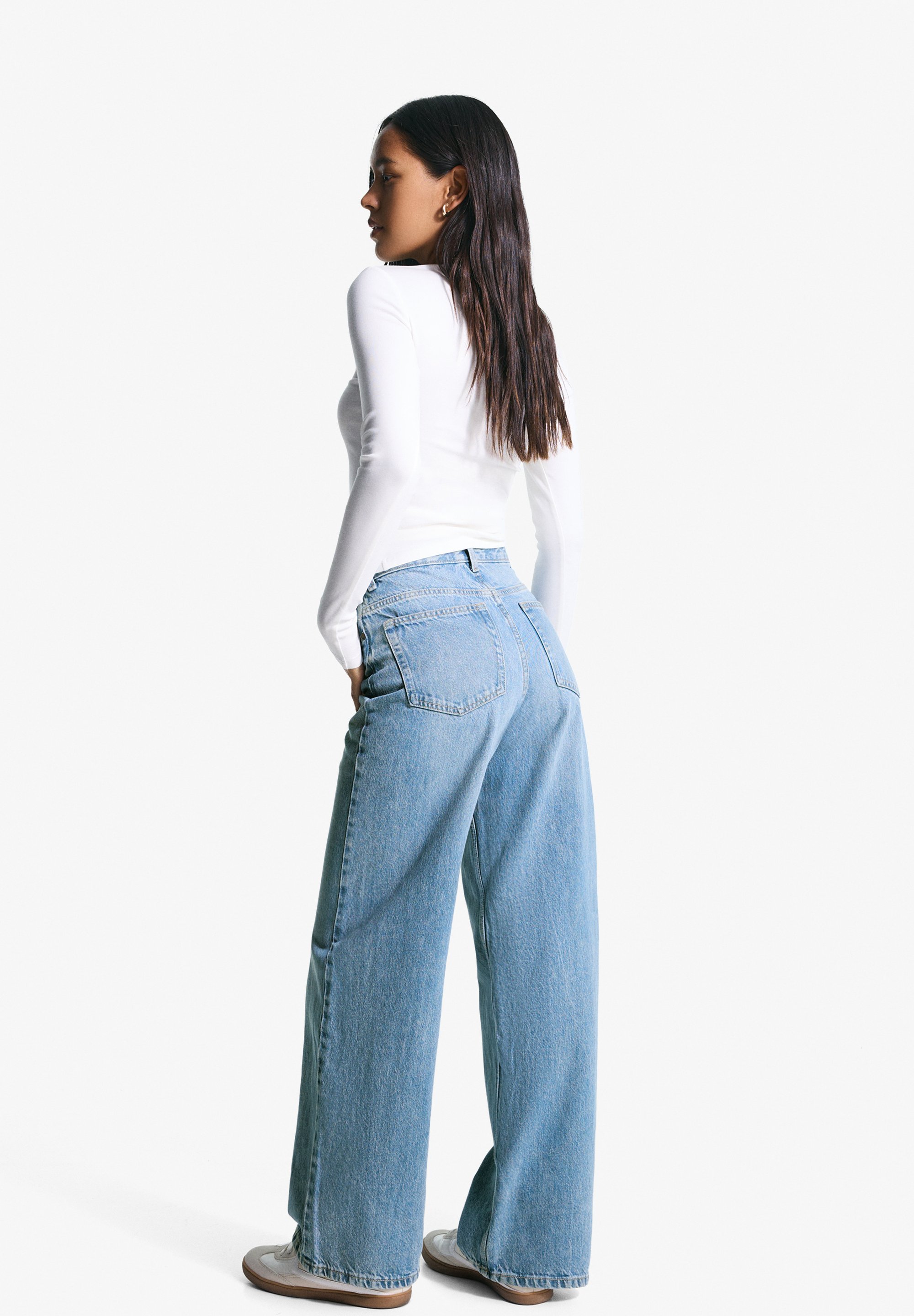 Jean Bershka WIDE - Coupe décontractée - Denim bleu clair