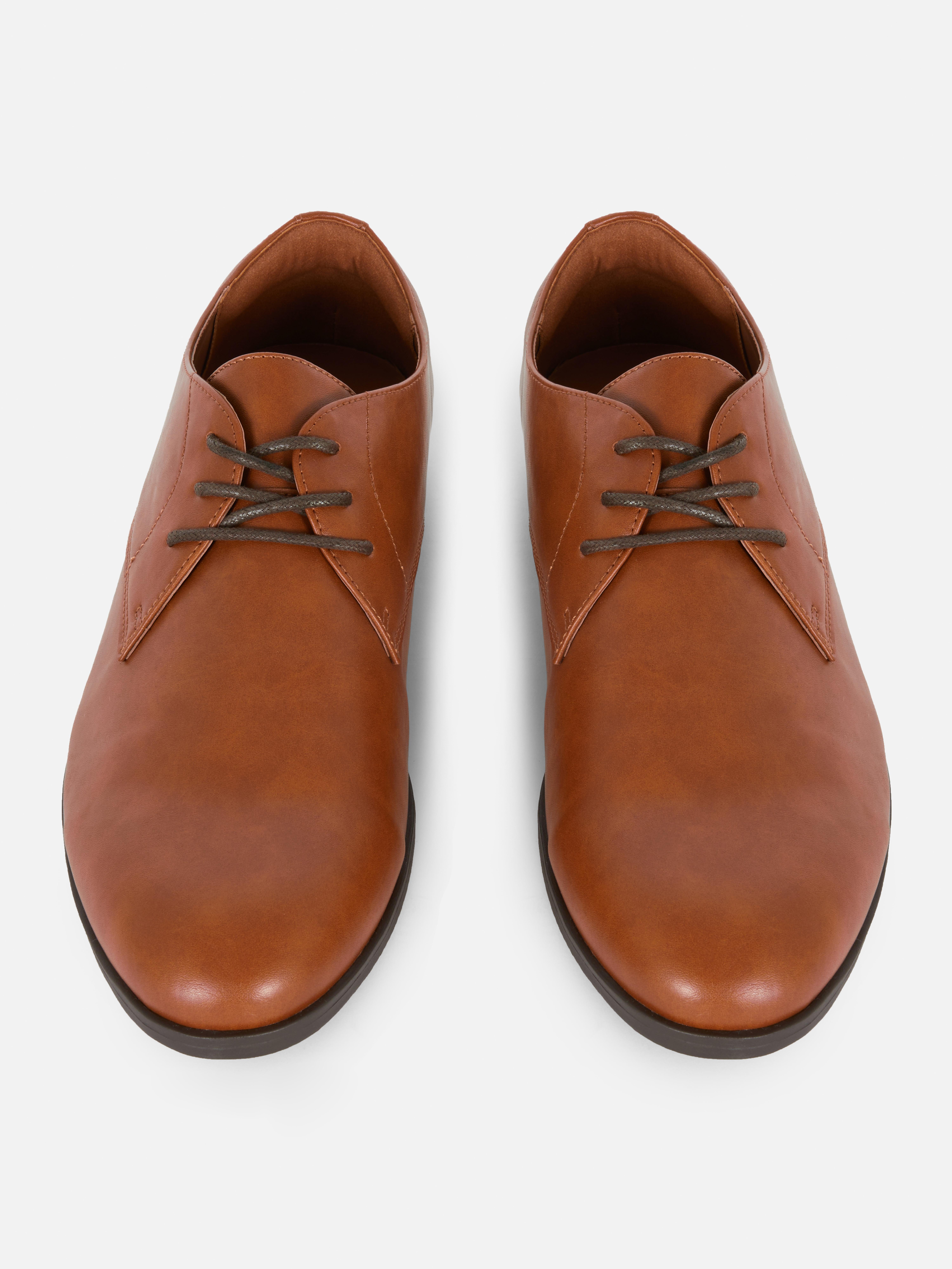Pantofi eleganți cu șireturi. Fiecare colecție de pantofi are nevoie de o pereche de pantofi șic.