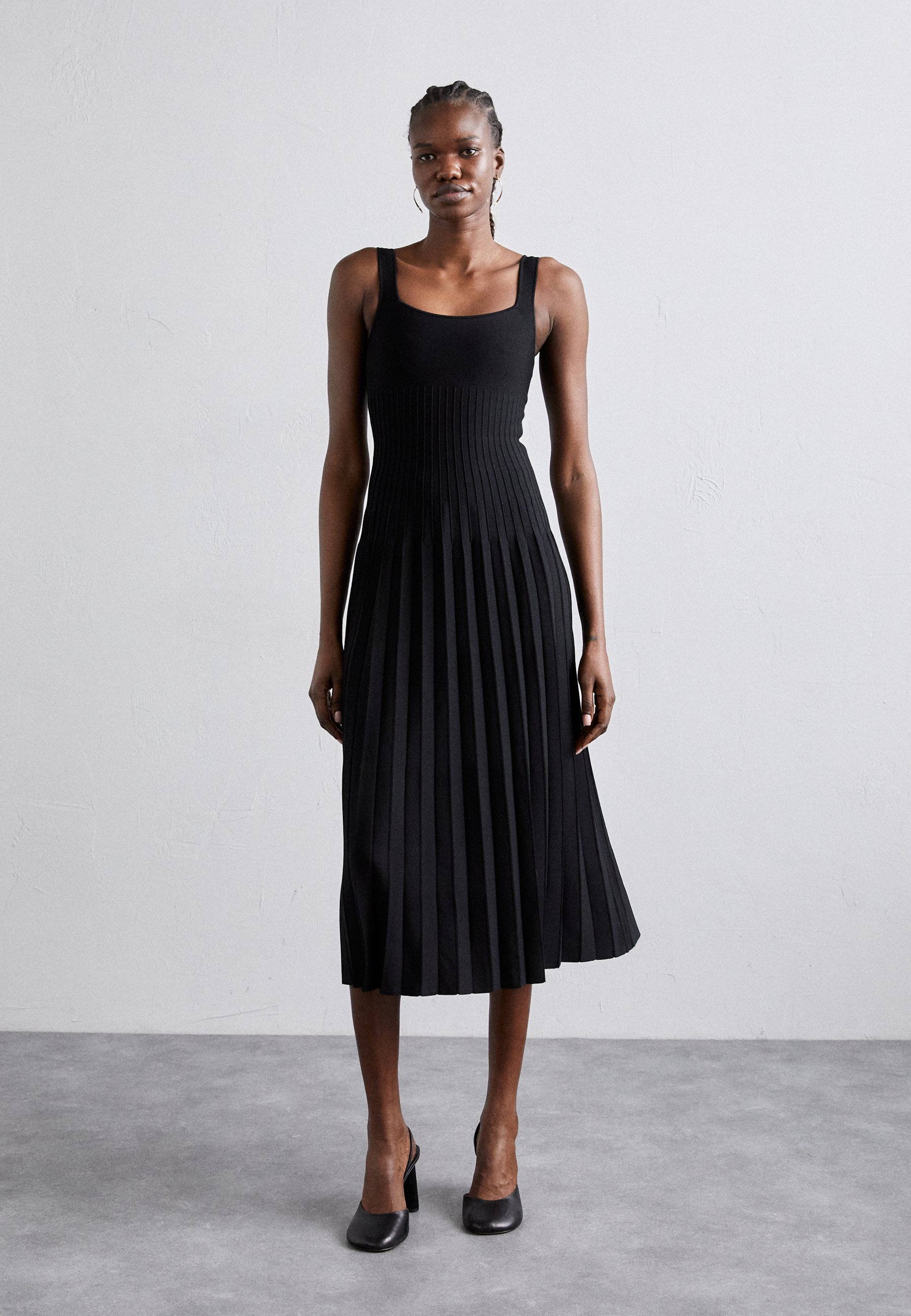 STAUD ELLISON DRESS - Svetrové šaty - black