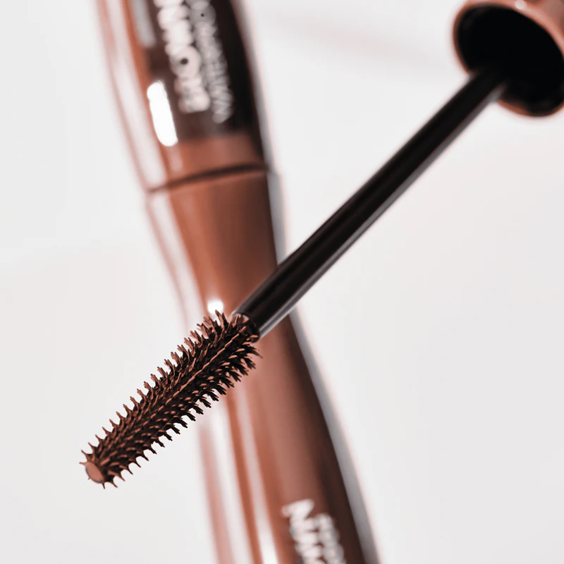Catrice Glam & Doll Volume Brown waterproof mascara die de wimpers verlengt, krult en volume geeft.