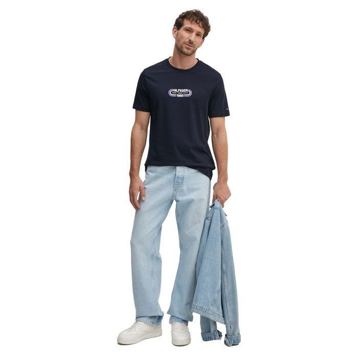 Camiseta masculina Tommy Hilfiger azul com estampa e modelagem regular.