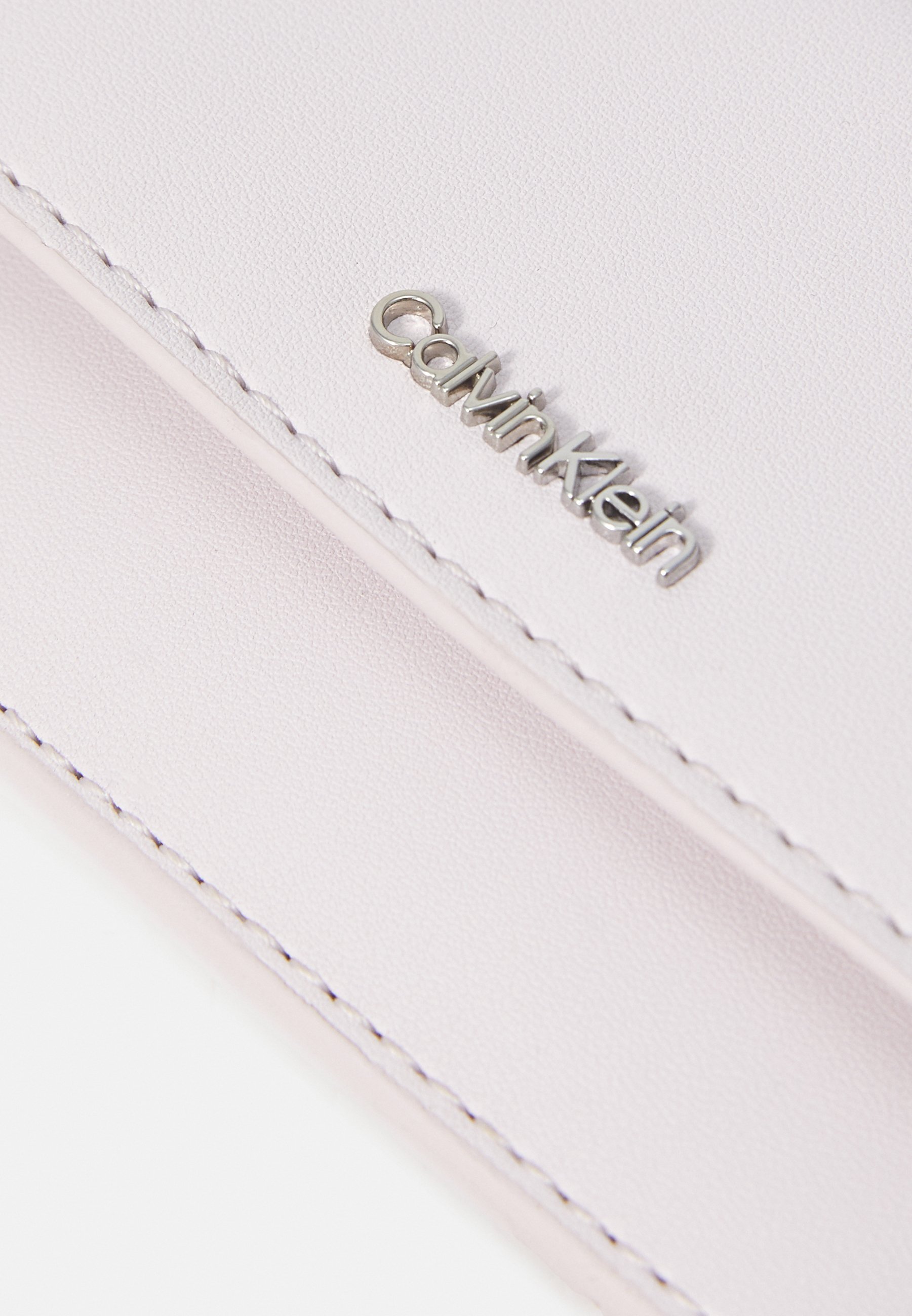 Calvin Klein MUST HOLDER ZIP - Portemonnee - orchidee ijs