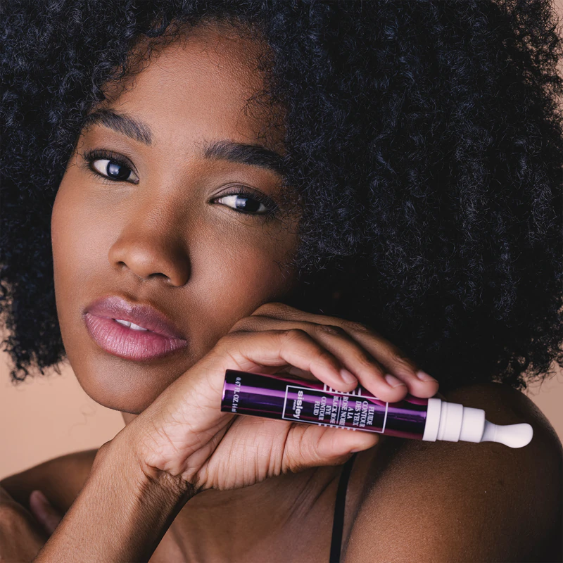 fluido para contorno dos olhos Black Rose da Sisley é um fluido iluminador e antirrugas para a área dos olhos com efeito revitalizante.