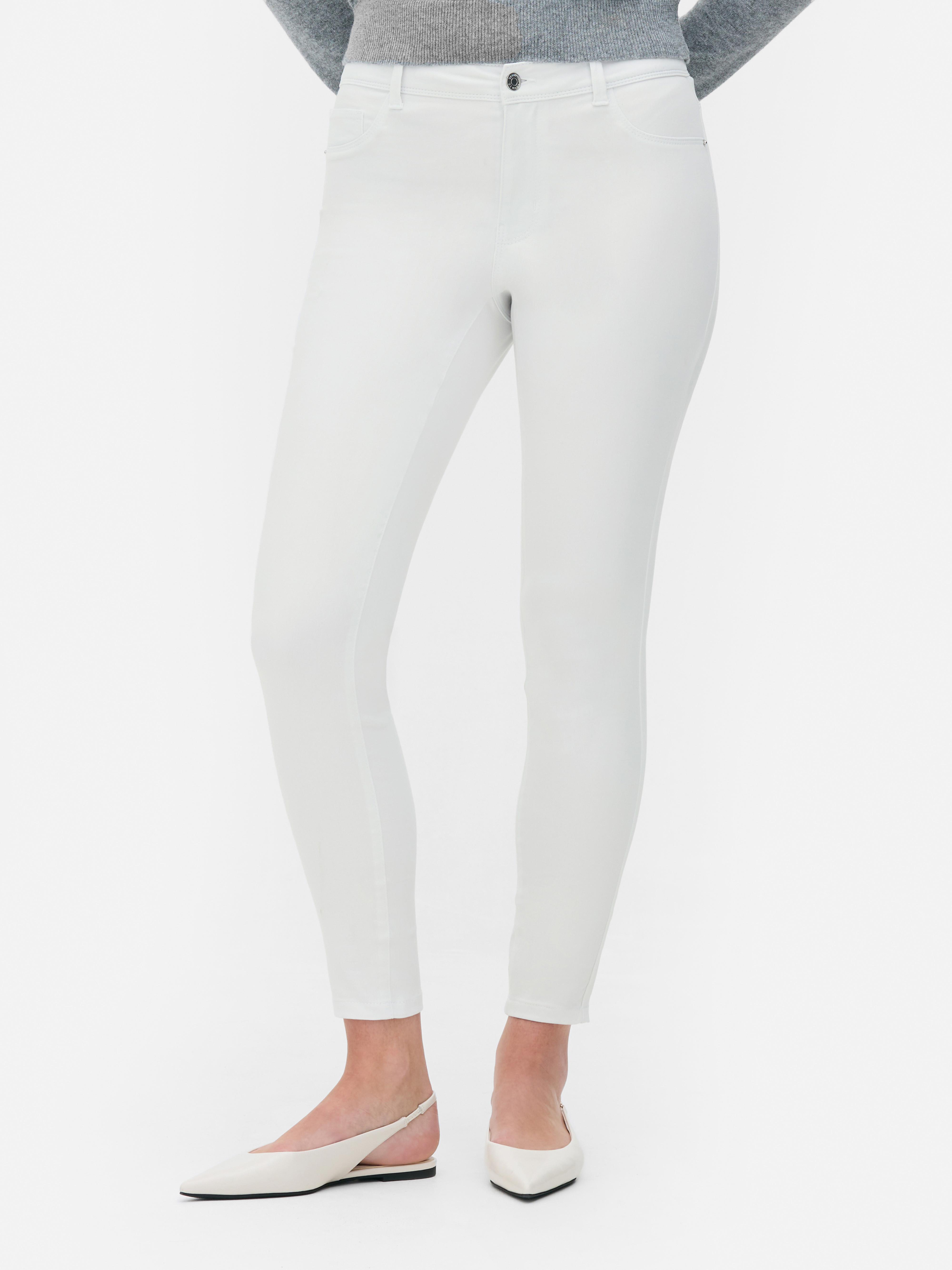 Blugi skinny simpli cu talie medie. Blugii sunt un must-have, iar noi adorăm acest stil mulat.