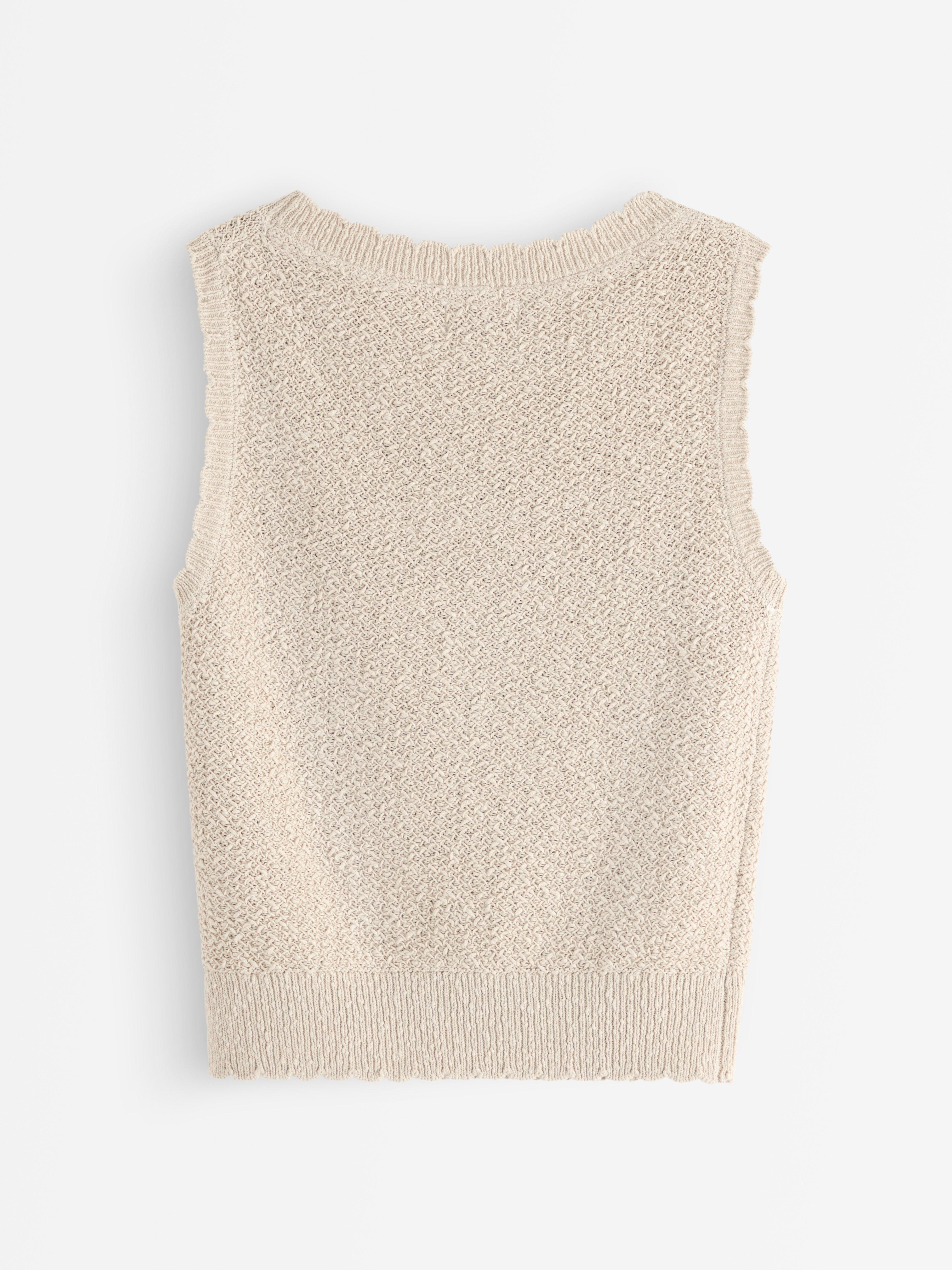 Top de punto con escote barco, color beige claro.