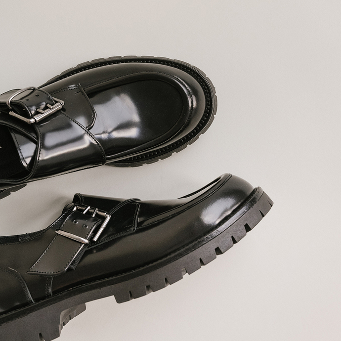 Derbies à talons plats, boucles et coutu...  en cuir glacé noir