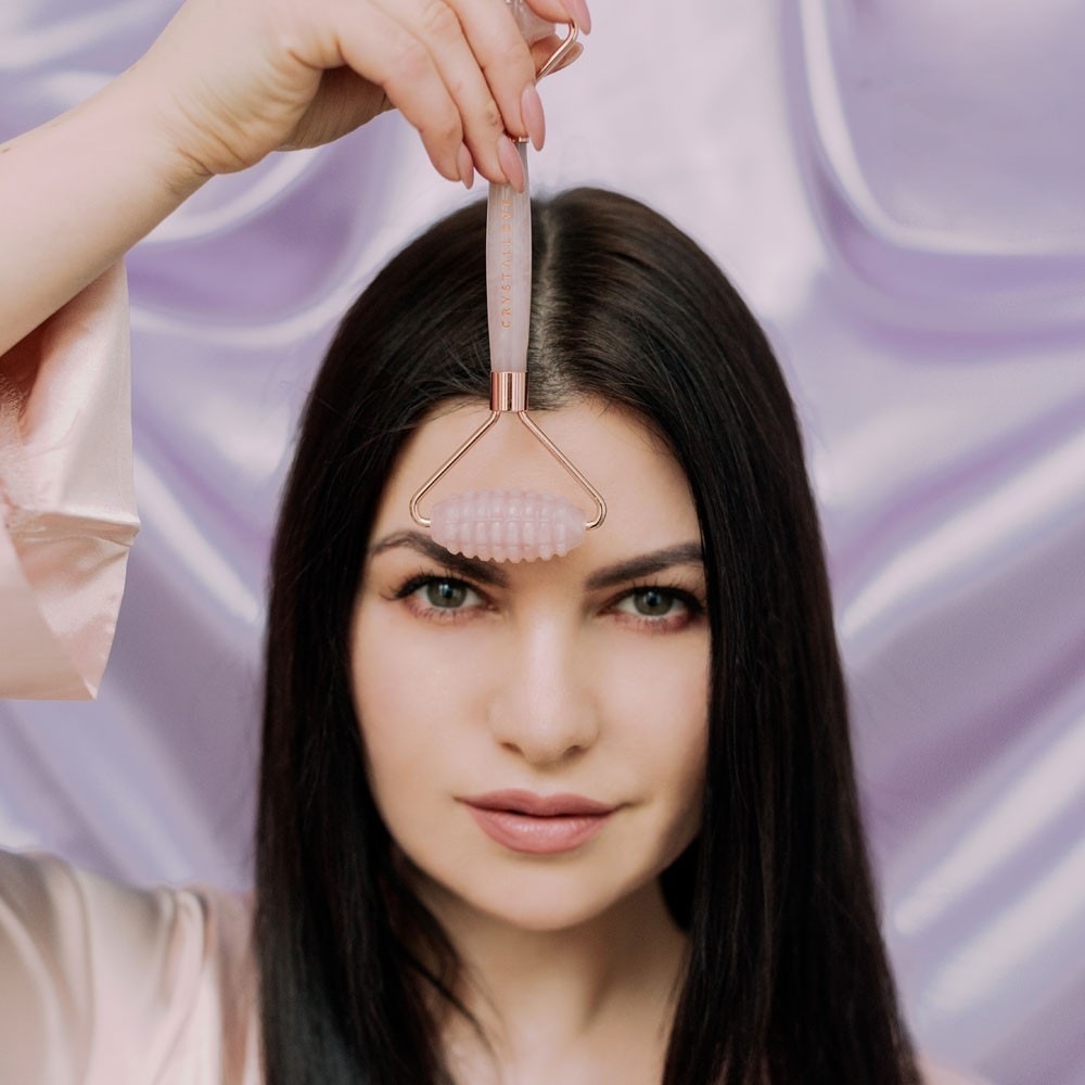 Masážny valček na tvár Crystallove 3D Rose Quartz - 1 kus
