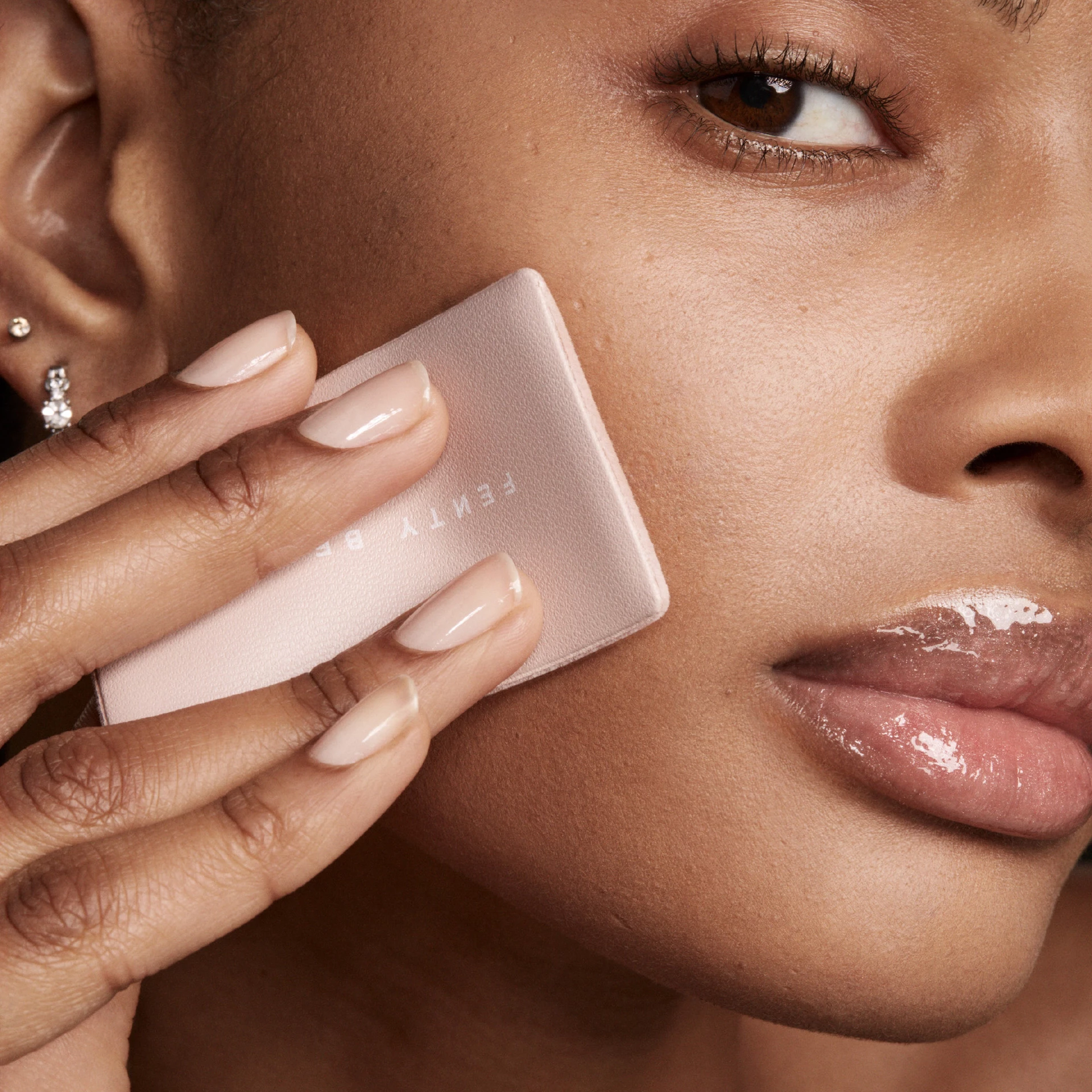 Pudră Invisimatte cu fixare instantanee și absorbantă Invisimatte 2.0 - Fenty Beauty