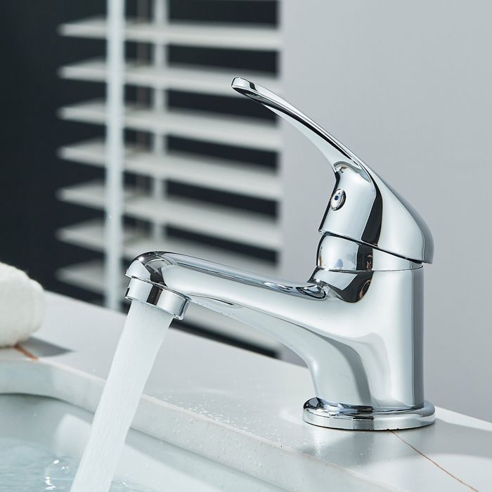 Grifo monomando para baño con cuerpo de latón y acabado cromado.