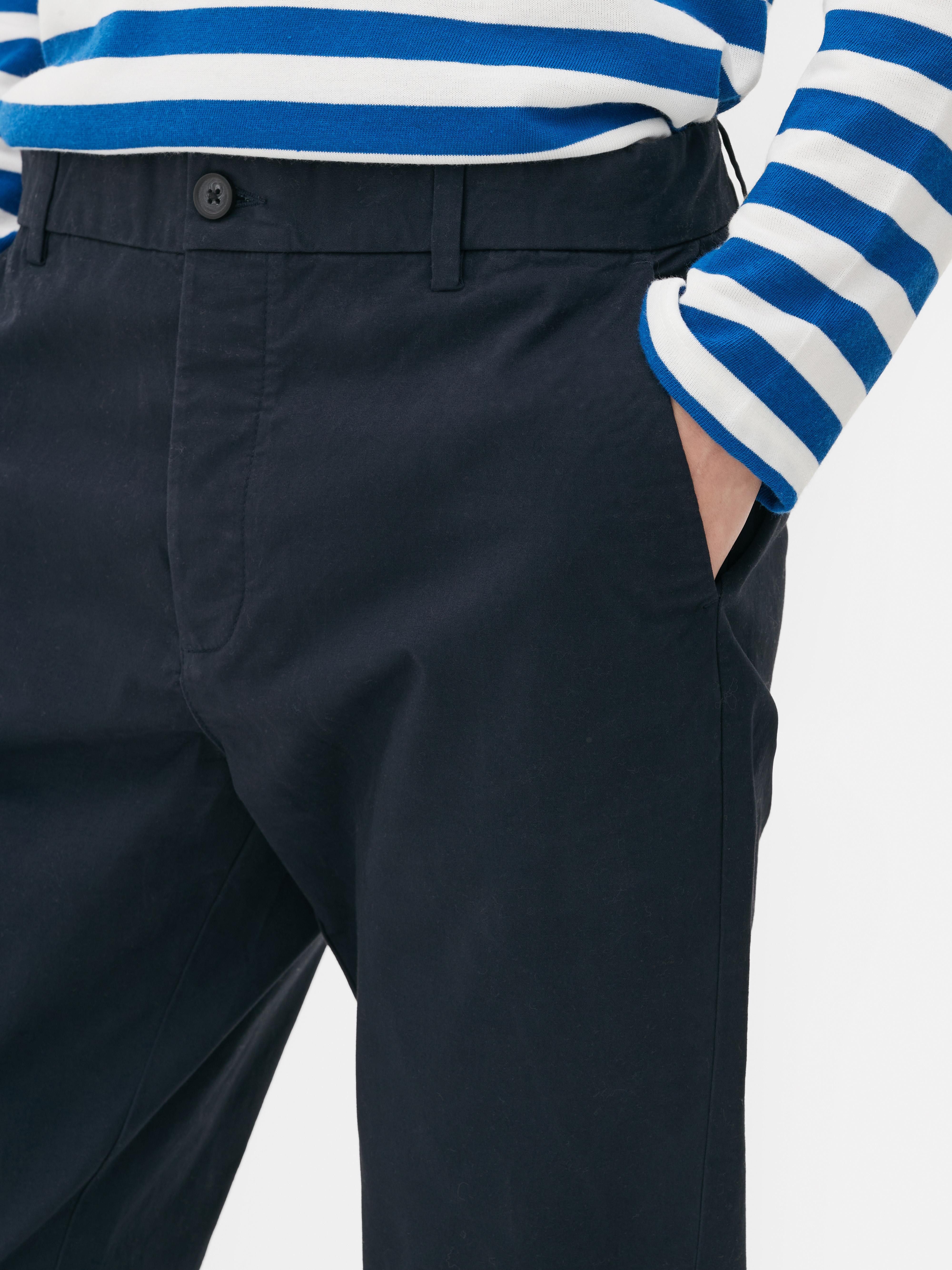 Chino slim fit cu elastic. Oferă ținutei tale o notă casual-chic cu acești pantaloni slim fit.