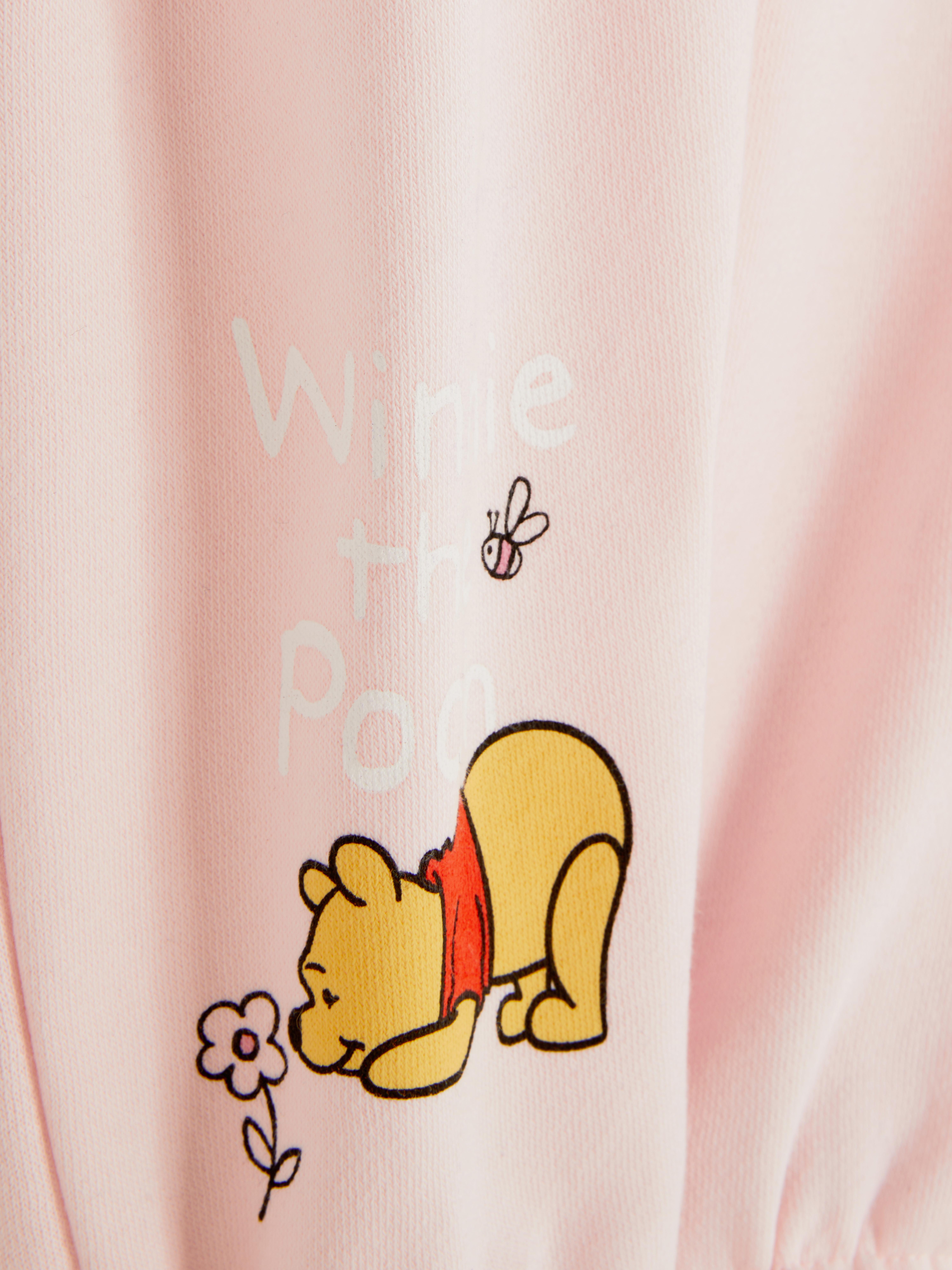 Pantaloni de trening asortați cu imprimeu Disney. Pantaloni de trening elastici cu manșete la gleznă și imprimeu Winnie the Pooh.