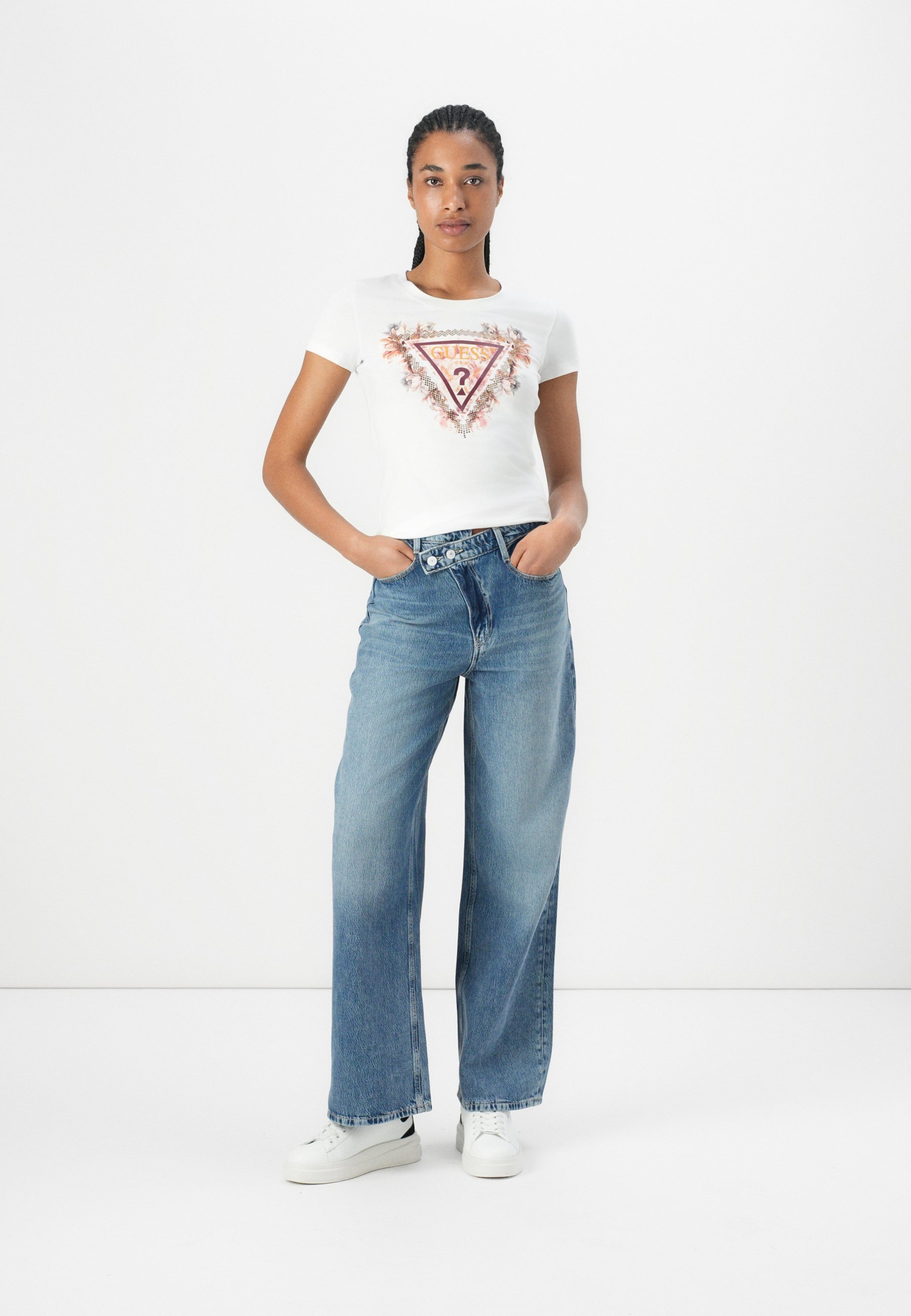 Maglietta Guess TRIANGLE FLOWERS - Stampa T-shirt - bianco puro