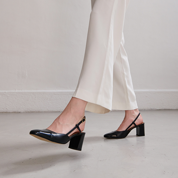 Babies à talons  en vernis et cuir noir