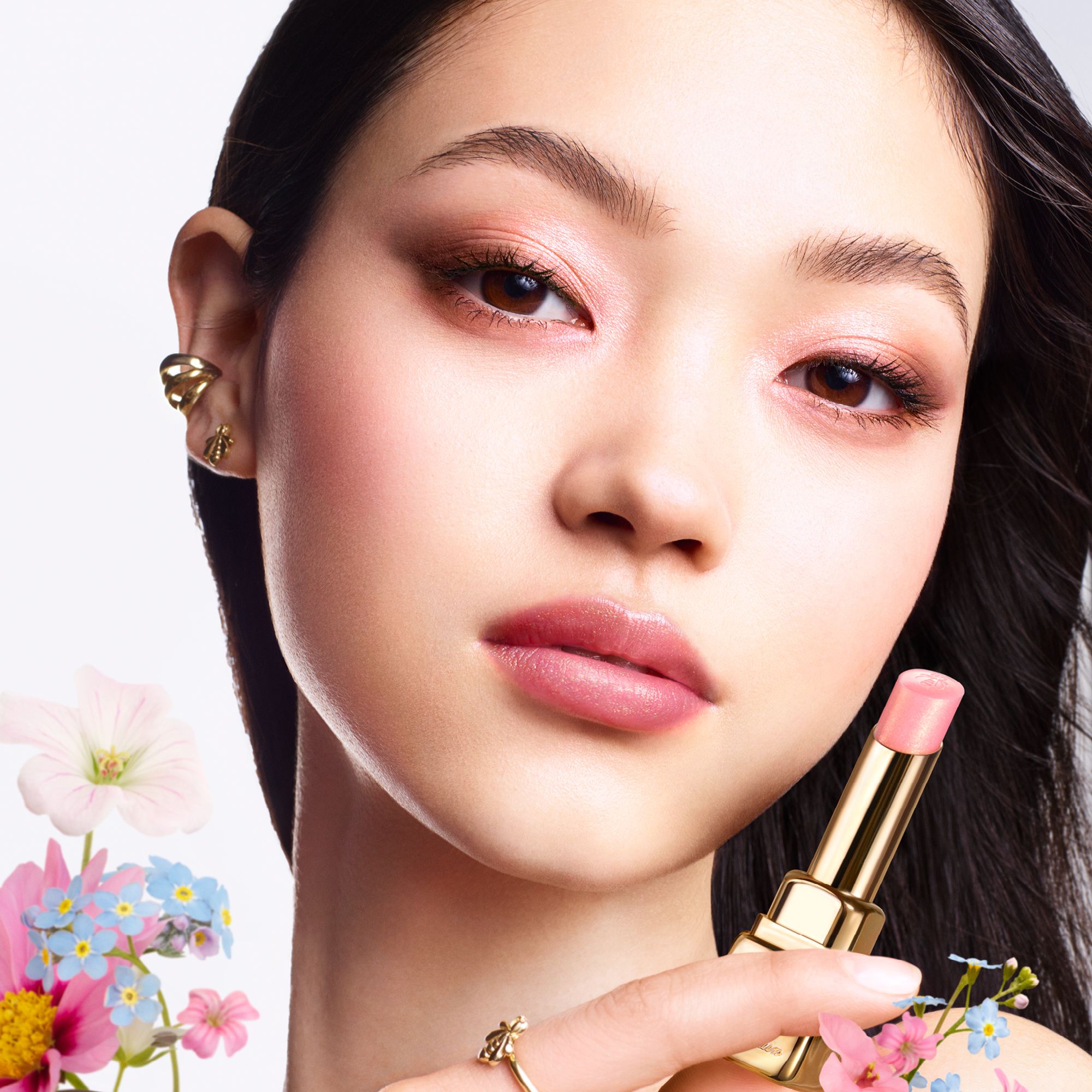 KissKiss Bee Glow бисерни балзам за усне са медом Луксузни балзами за усне и нега
