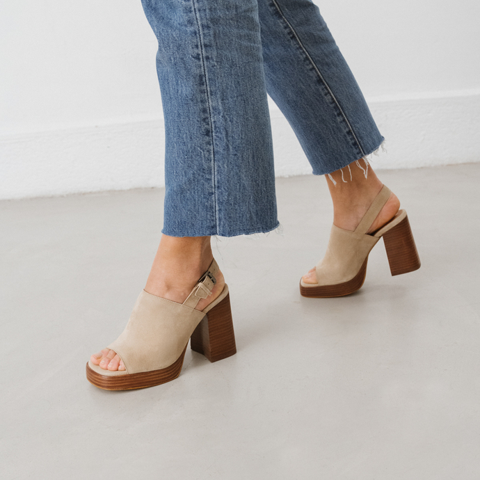 Sandales à talons et bouts carrés  en croute beige