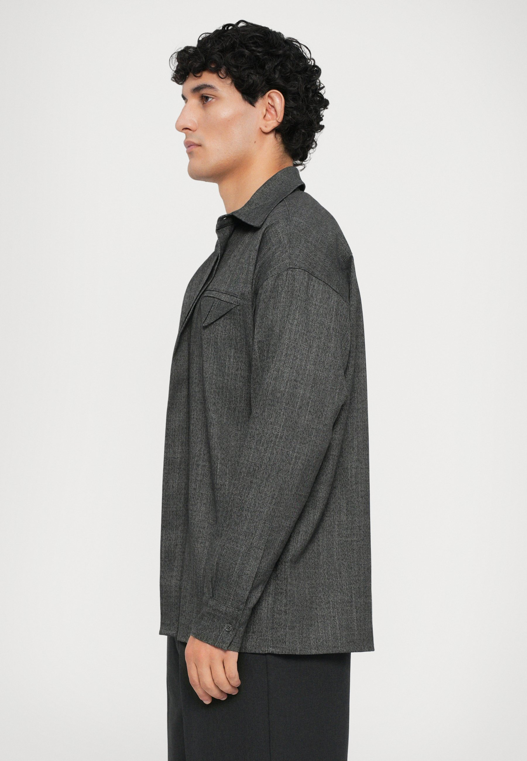 Camicia Essential Collective con bottoni nascosti - nera