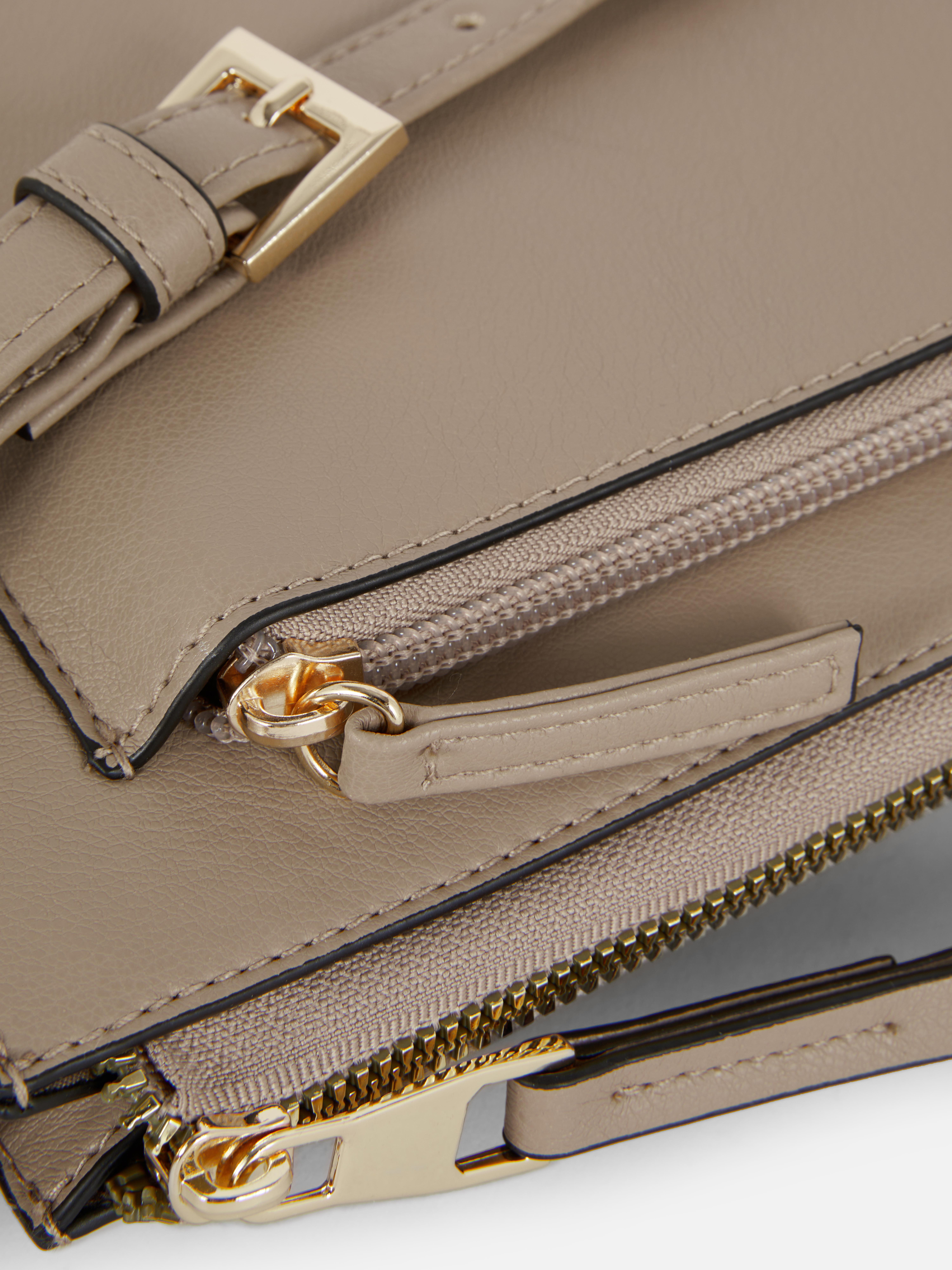 Schultertasche aus Kunstleder. Eine zeitlose Schultertasche, die Sie immer wieder tragen können.