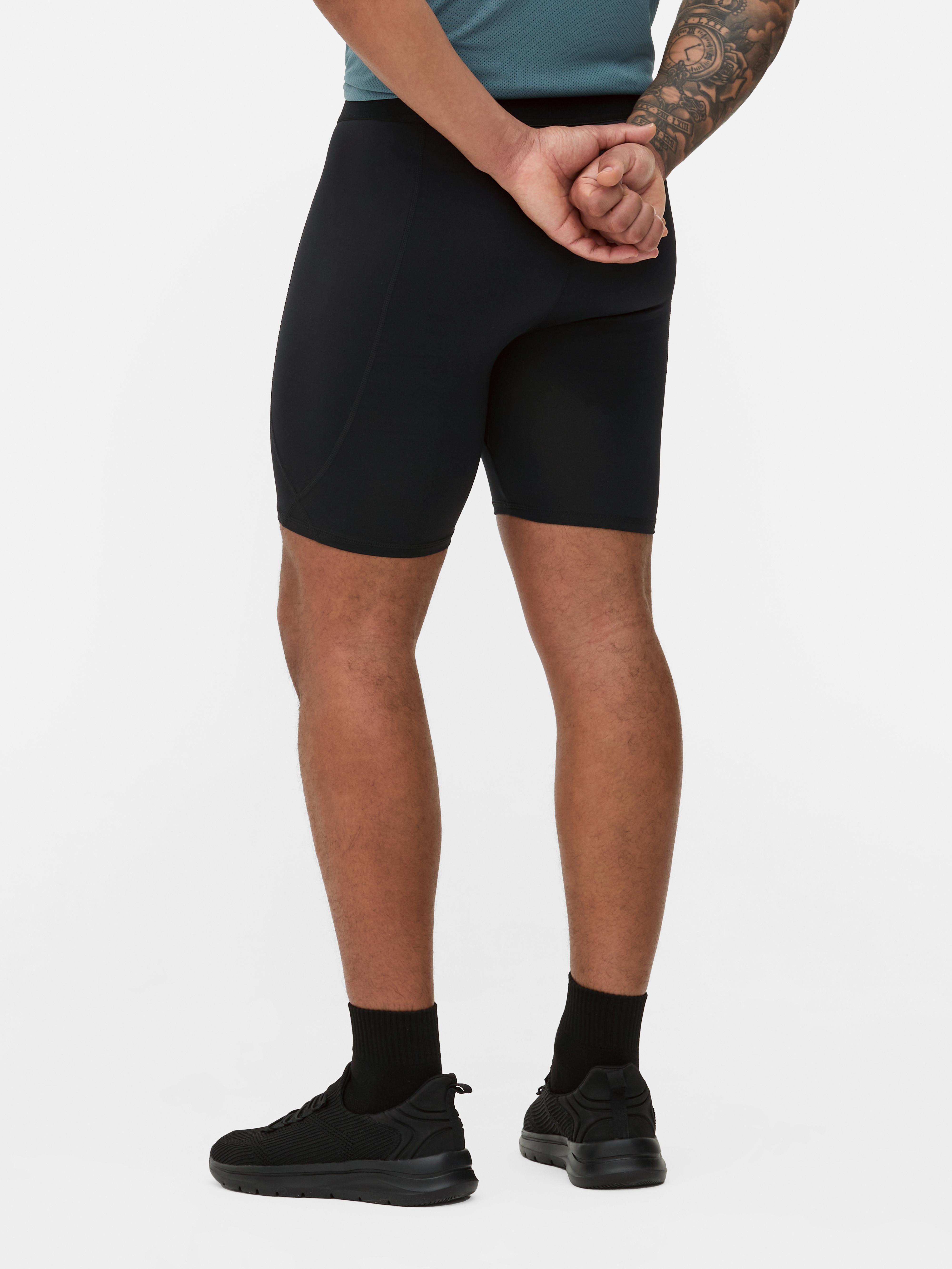 Pantaloni scurți sport elastici. Pantaloni scurți sport cu buzunar lateral și elasticitate suplimentară.