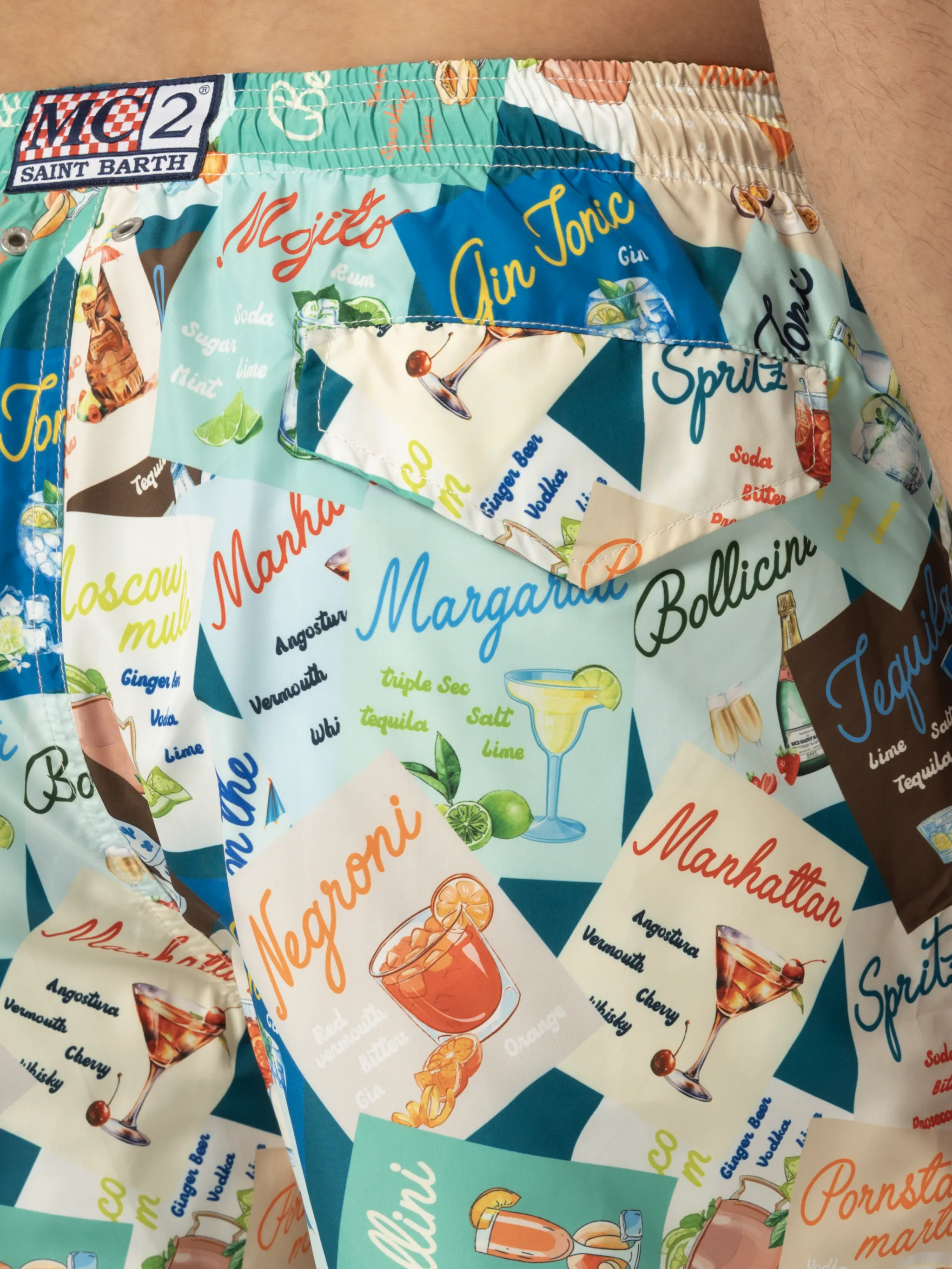 Zwempak met een luchtige uitstraling, gemaakt van lichtgewicht stof met een cocktailprint.