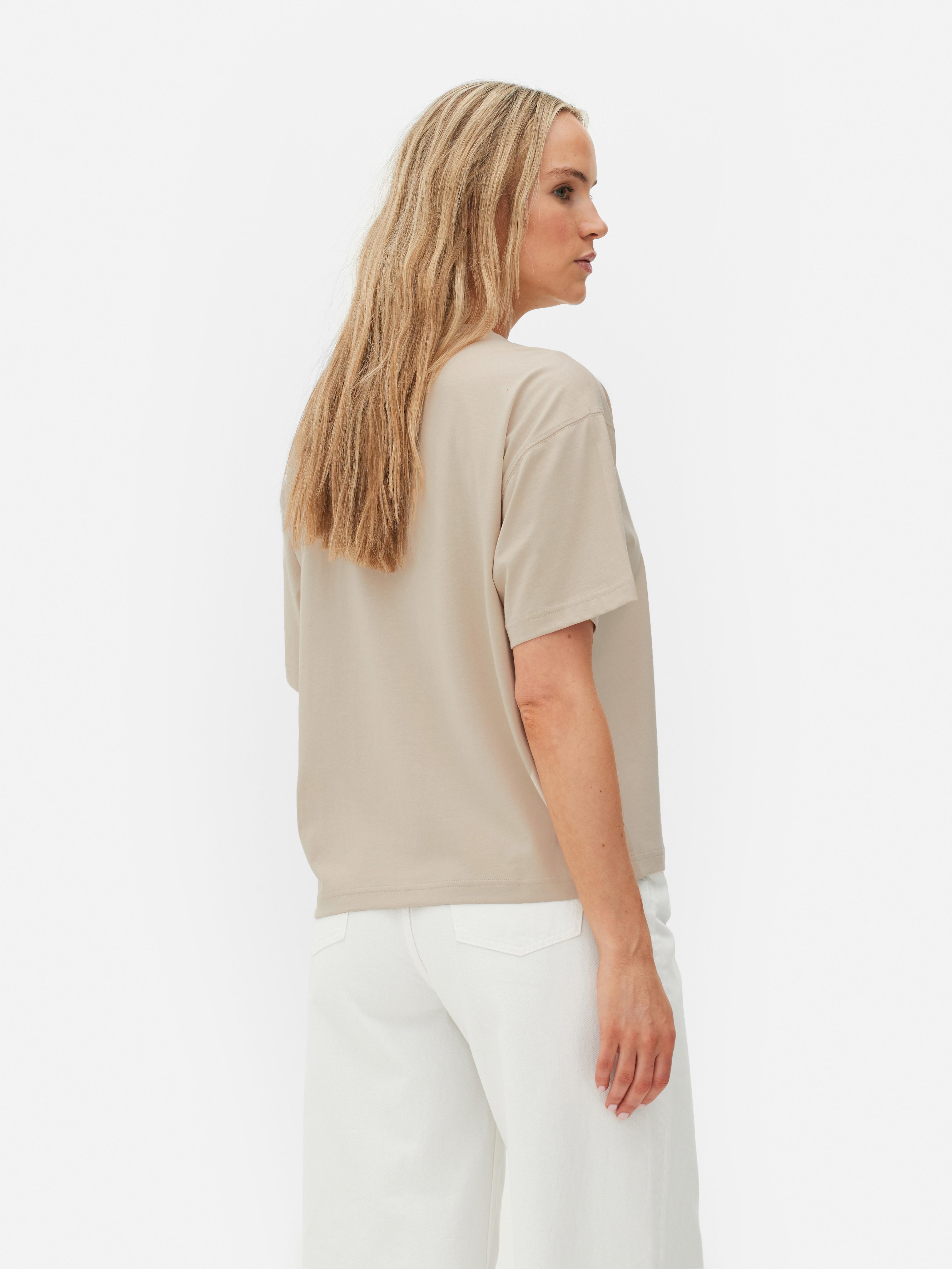 Широка, превелика мајица Ова широка, превелика мајица је апсолутни стилски неопходан део.