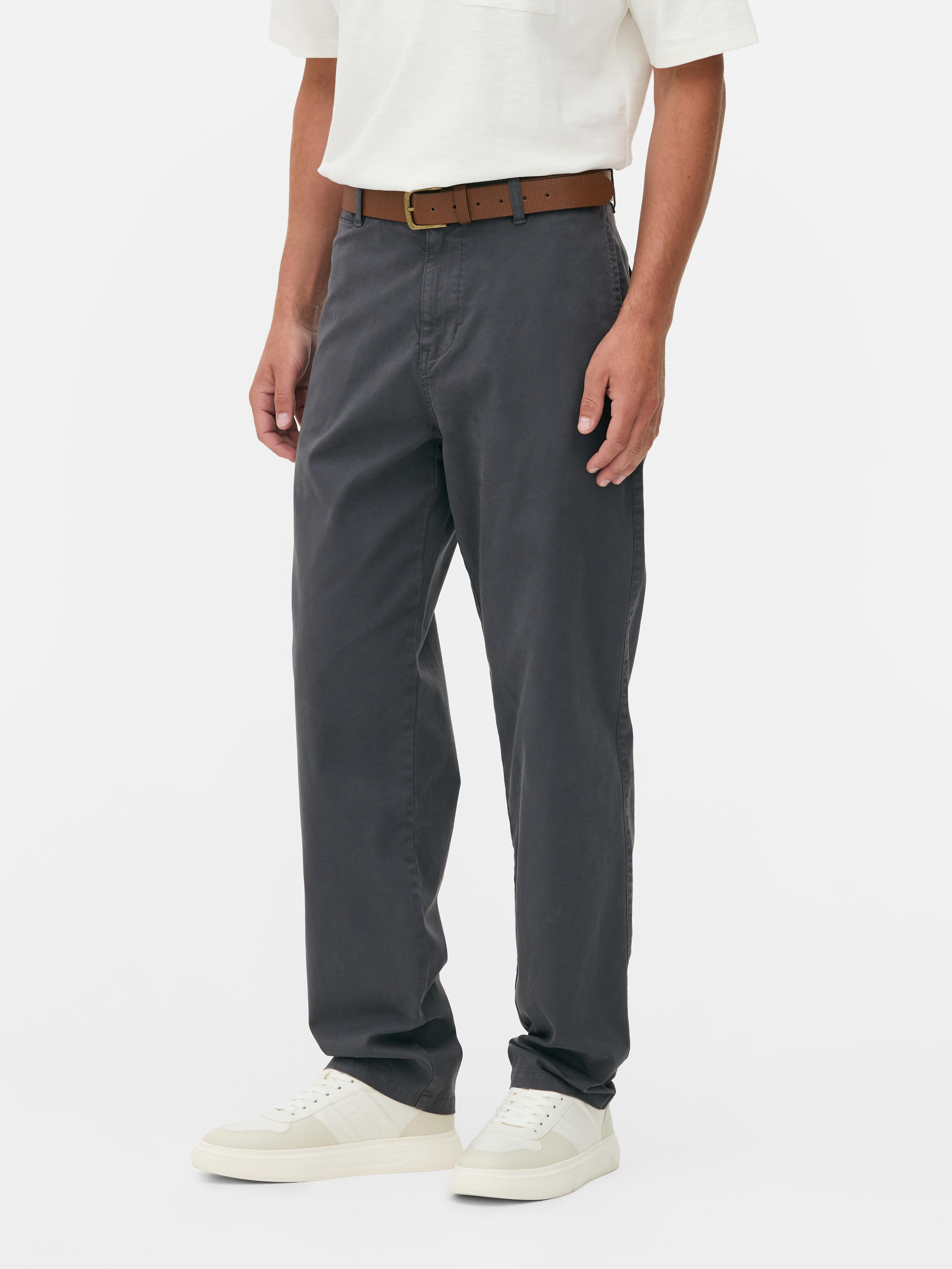 Pantalonii chino drepți Stronghold. Acești pantaloni chino din bumbac au picioare drepte și buzunare multiple.
