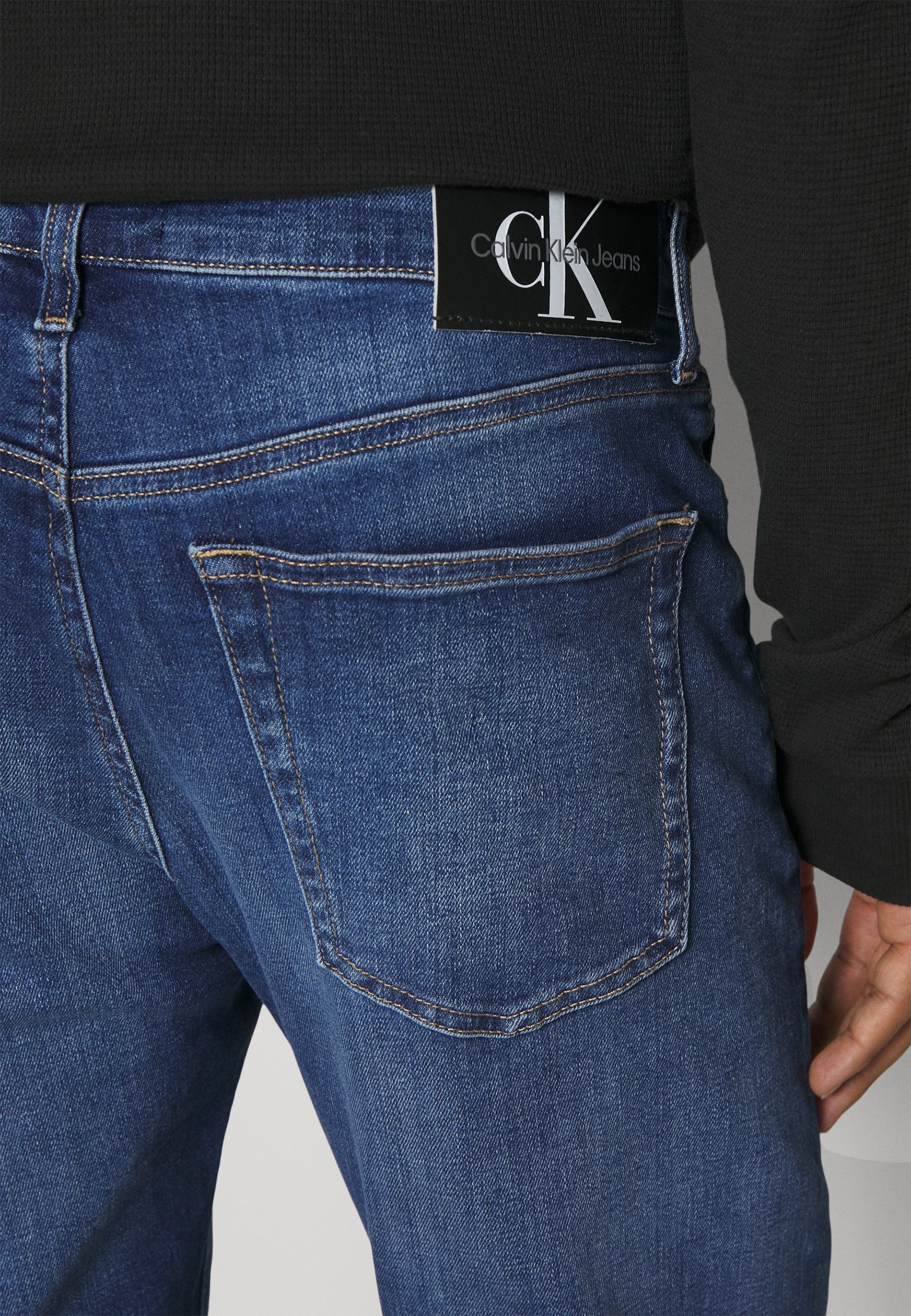Calvin Klein Jeans SLIM TAPER – Schmal geschnittene Jeans – dunkler Denim